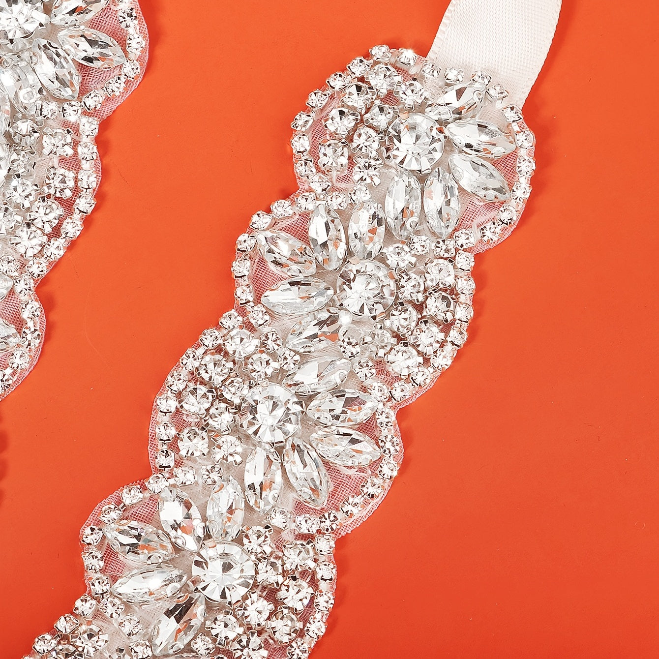 To'y liboslari uchun rhinestones bilan bezatilgan satin lenta bilan to'y belbog'i