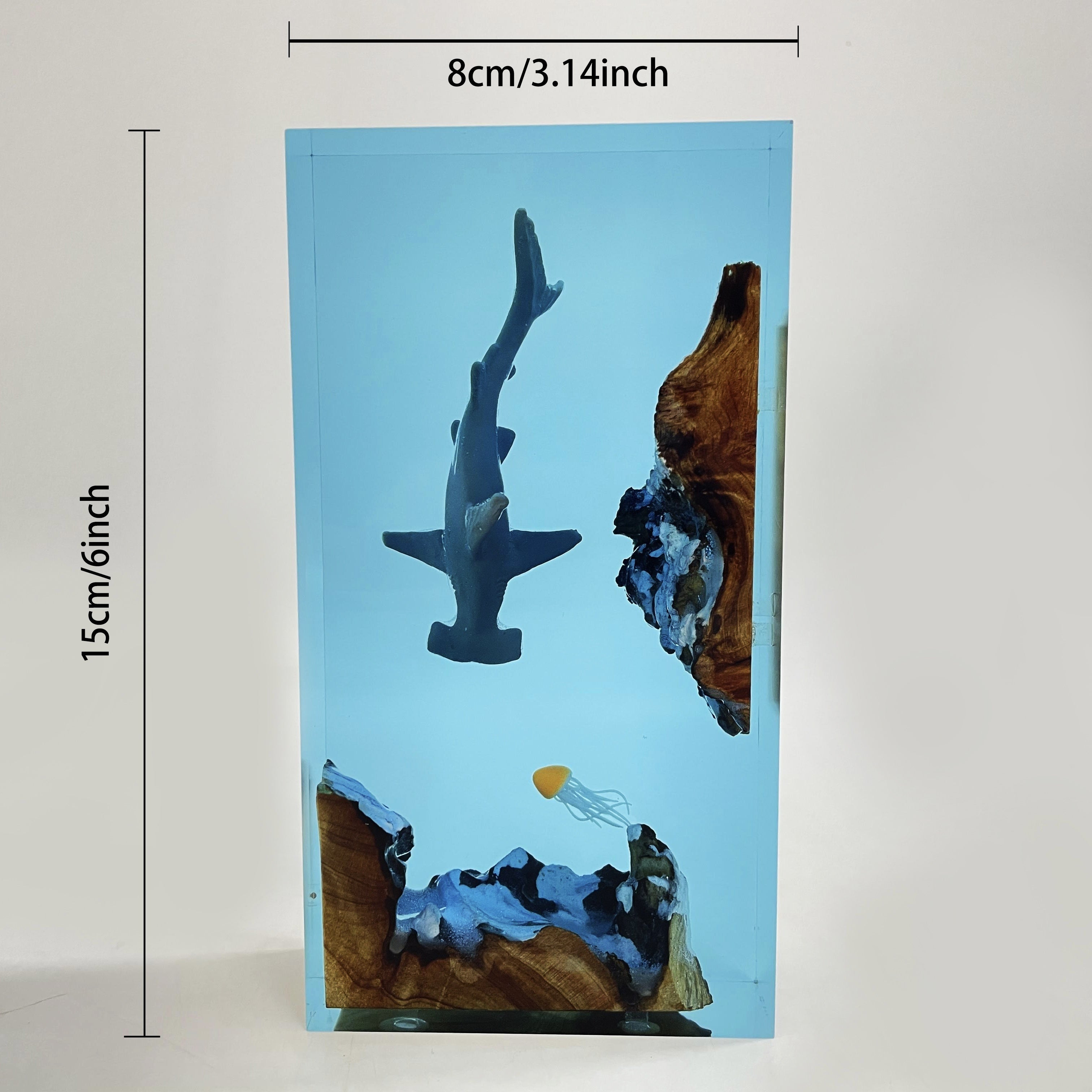USB-лампа с декоративным дизайном в виде акулы-молота и медузы, которая демонстрирует реалистичную морскую сцену и совместима с несколькими комнатами.