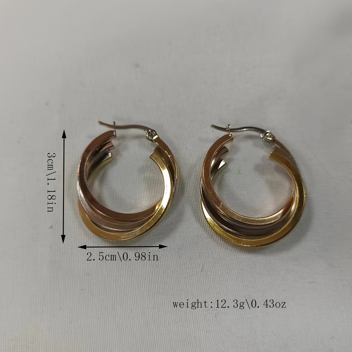 Ko'p rangli burama uch qatlamli halqa bilaguzuklar, ikki rangli leverback dizayni bilan, har qanday partiya, klub yoki ta'til kiyimiga rang va uslub qo'shish uchun mukammal. Sevimli insoningizga ajoyib zargarlik buyumlarini sovg'a qiling.