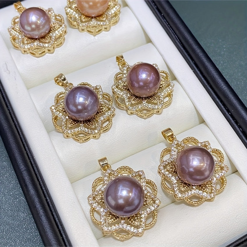 Ushbu ajoyib pandant marjon tabiiy shirin suv marvaridi charmiga ega bo'lib, vintage hashamatli 18K oltin qoplama bilan nafis tarzda ishlab chiqilgan. Har kuni kiyish va maxsus tadbirlar uchun mukammal, bu 14 fevral kuni sovg'a berish uchun ideal.