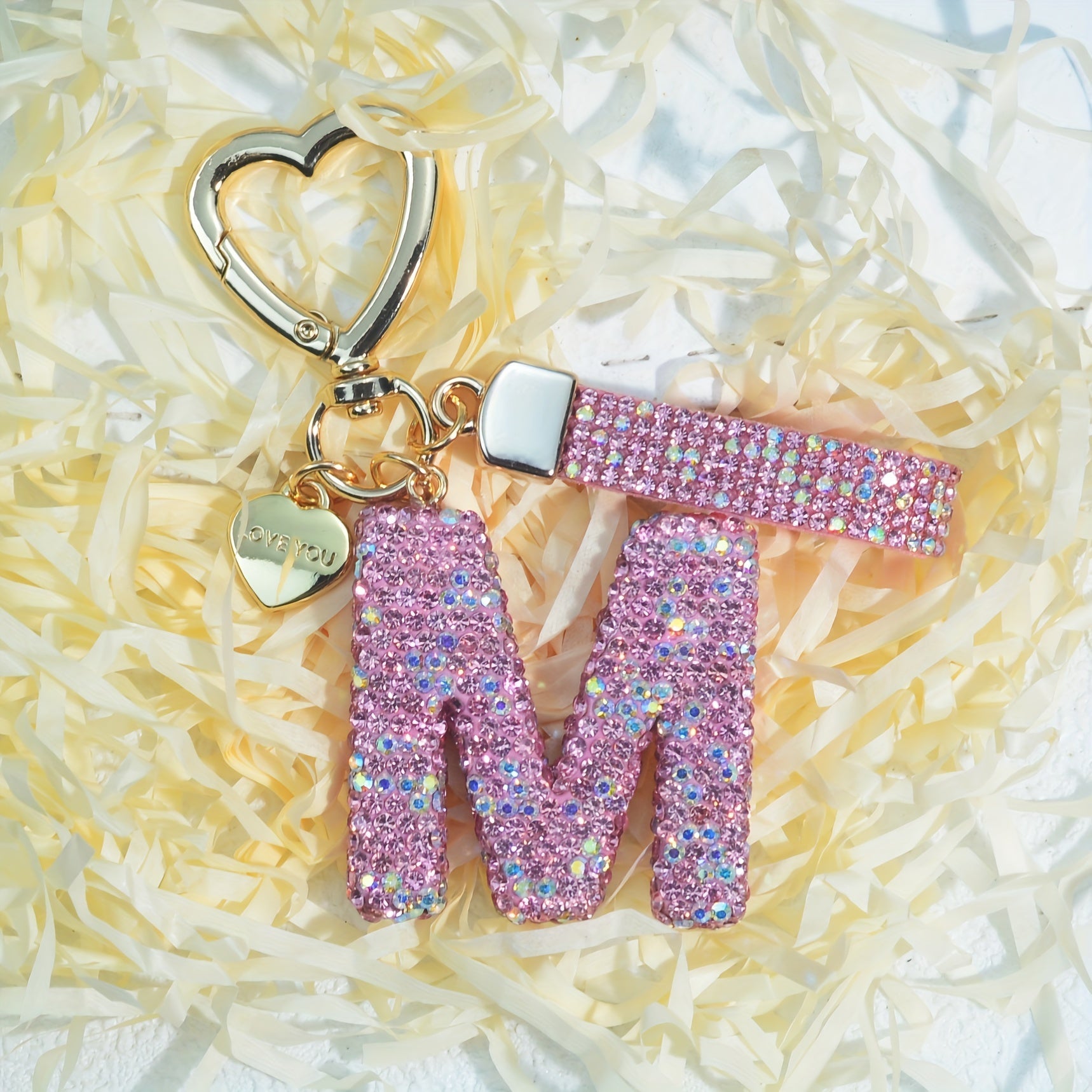 Llavero de PVC con iniciales de pedrería rosa y blanca con cierre de puño para mujeres