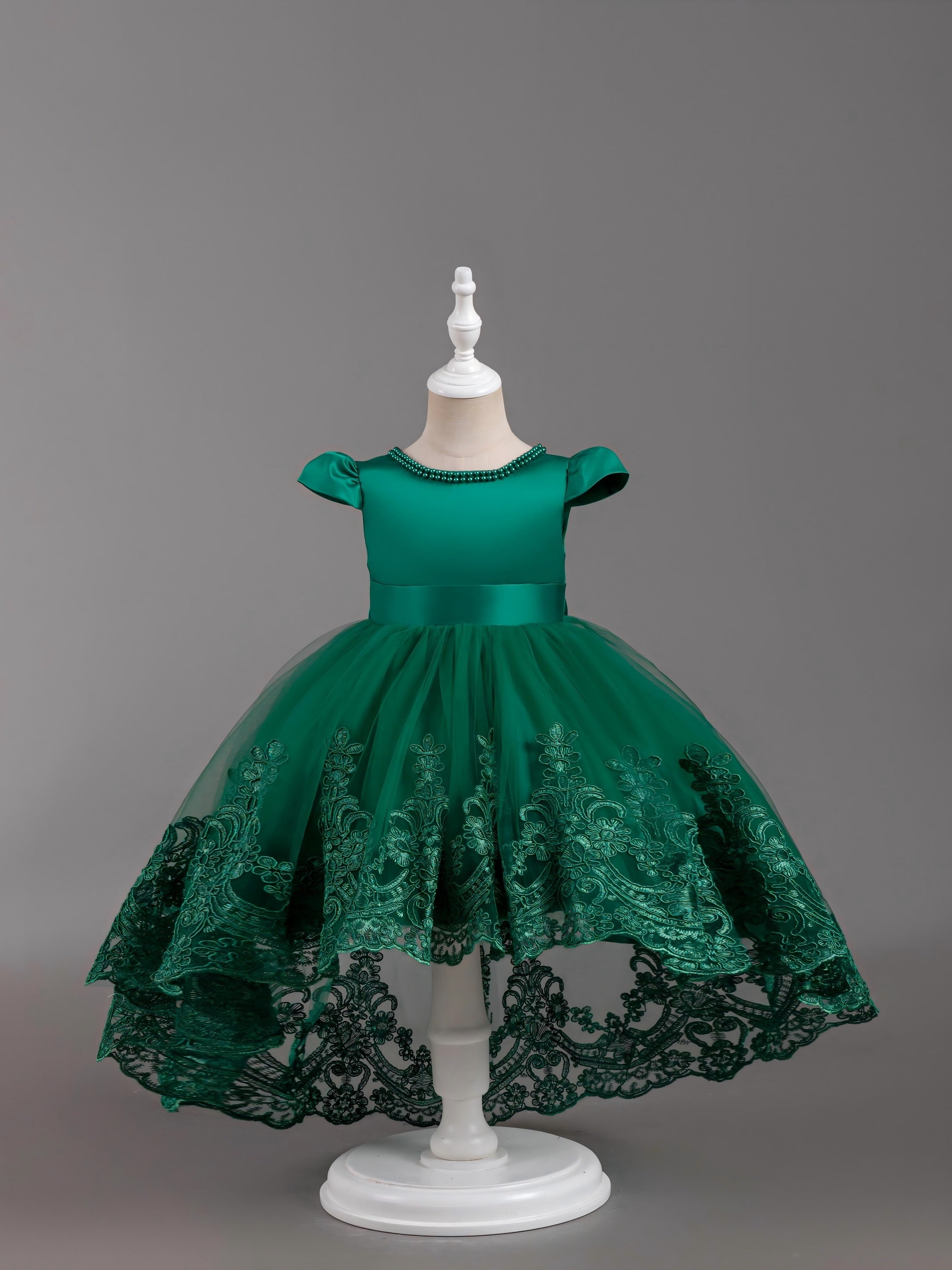 Sahna chiqishlari yoki tug'ilgan kun banketlari uchun mo'ljallangan, kap-shevikli, yuqori-pastki uslubidagi ajoyib dantel patchwork rasmiy ko'ylak.