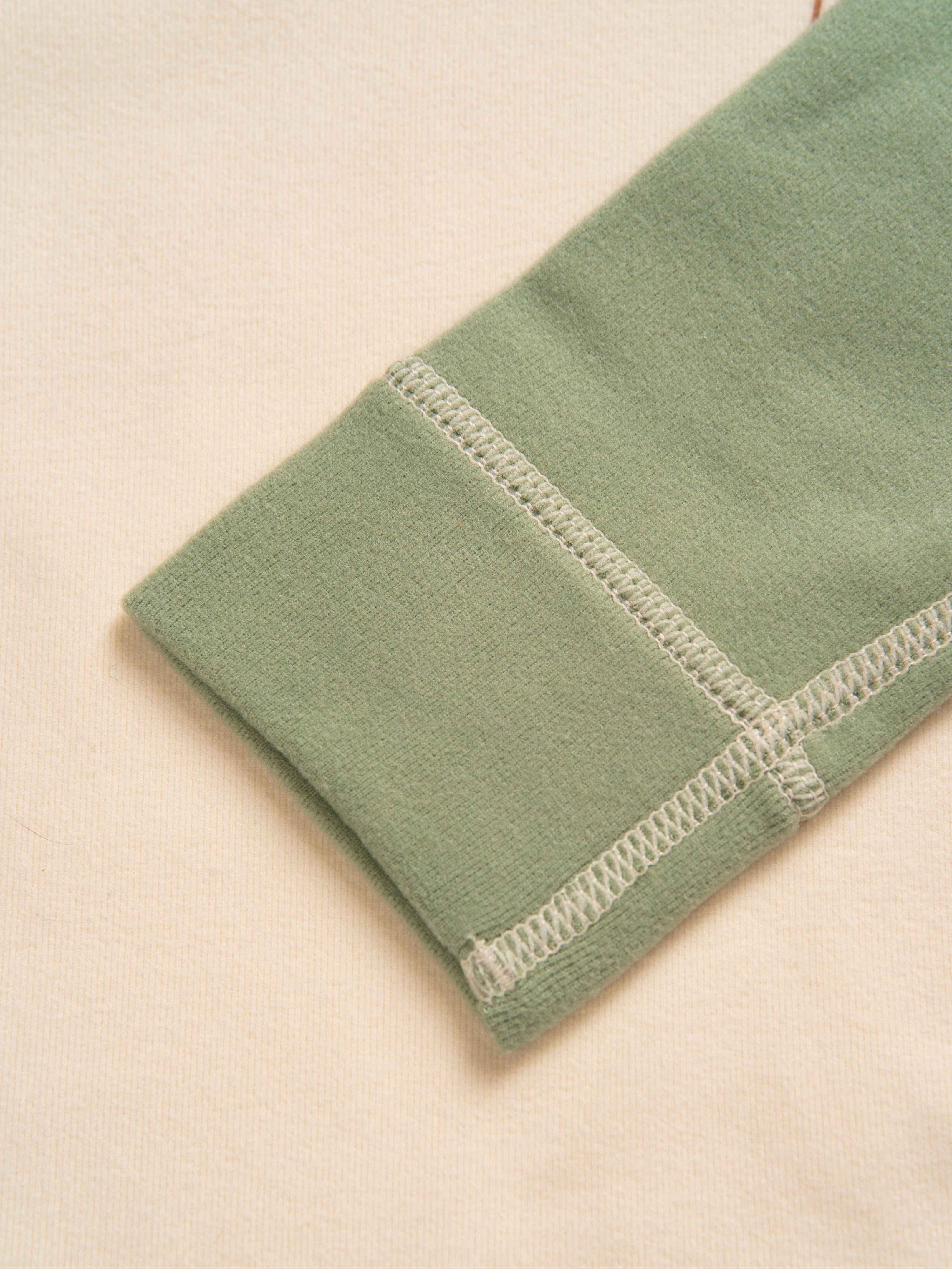 Qizlar va o'g'il bolalar uchun mo'ljallangan, uzun yengli ko'ylak va shimlardan iborat, iliq polyester aralashmasidan tayyorlangan, kuz/qish mavsumi uchun ideal bo'lgan qulay bolalar multfilmlaridagi hayvonlar printli kiyim to'plami.