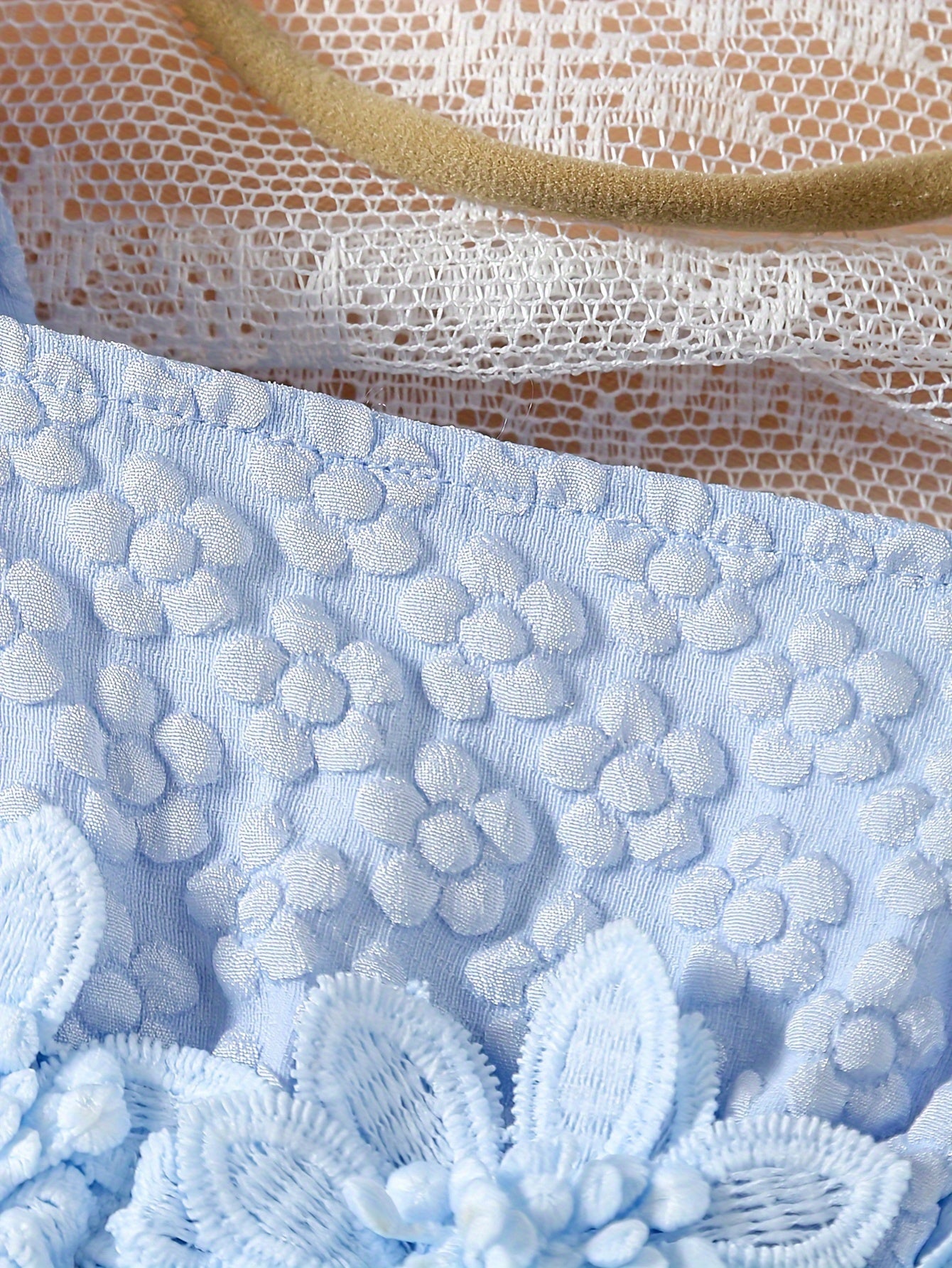 Qizlar uchun nafis gullar bilan tikilgan tutu ko'ylak, puff yenglar va appliqué tafsilotlari bilan. 100% polyester to'qilgan mato, ochiq havoda kiyish uchun mukammal.