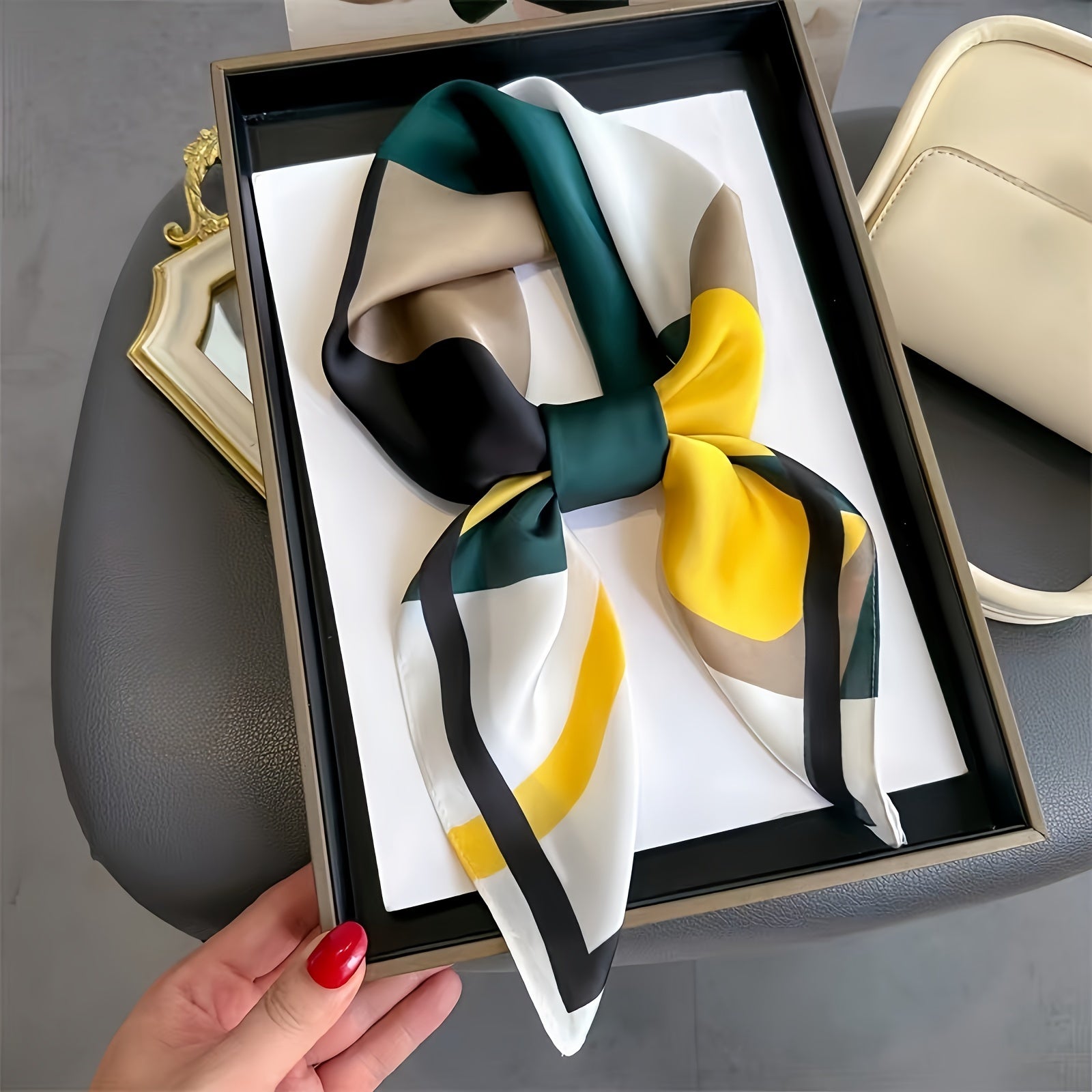 Ayollar uchun geometrik satinning kvadrat sharf 69.98cm yumshoq silliq moda bo‘yi bandana shalvar