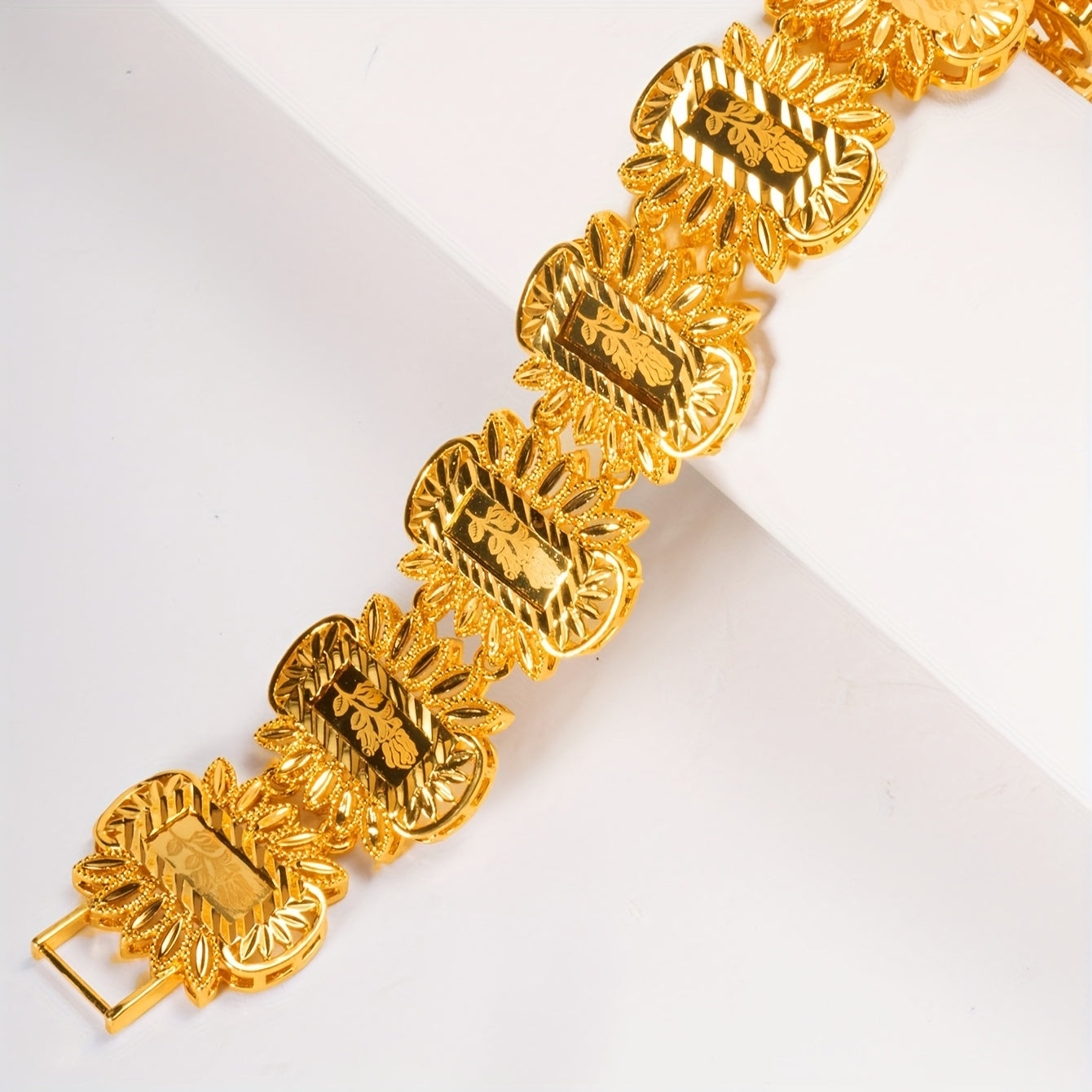 24K oltin qoplamali misdan tayyorlangan Arab uslubidagi bilaguzuk, kundalik kiyish, sovg'a berish va Ramazon maxsus tadbirlari uchun mukammal. Har mavsum uchun mos.