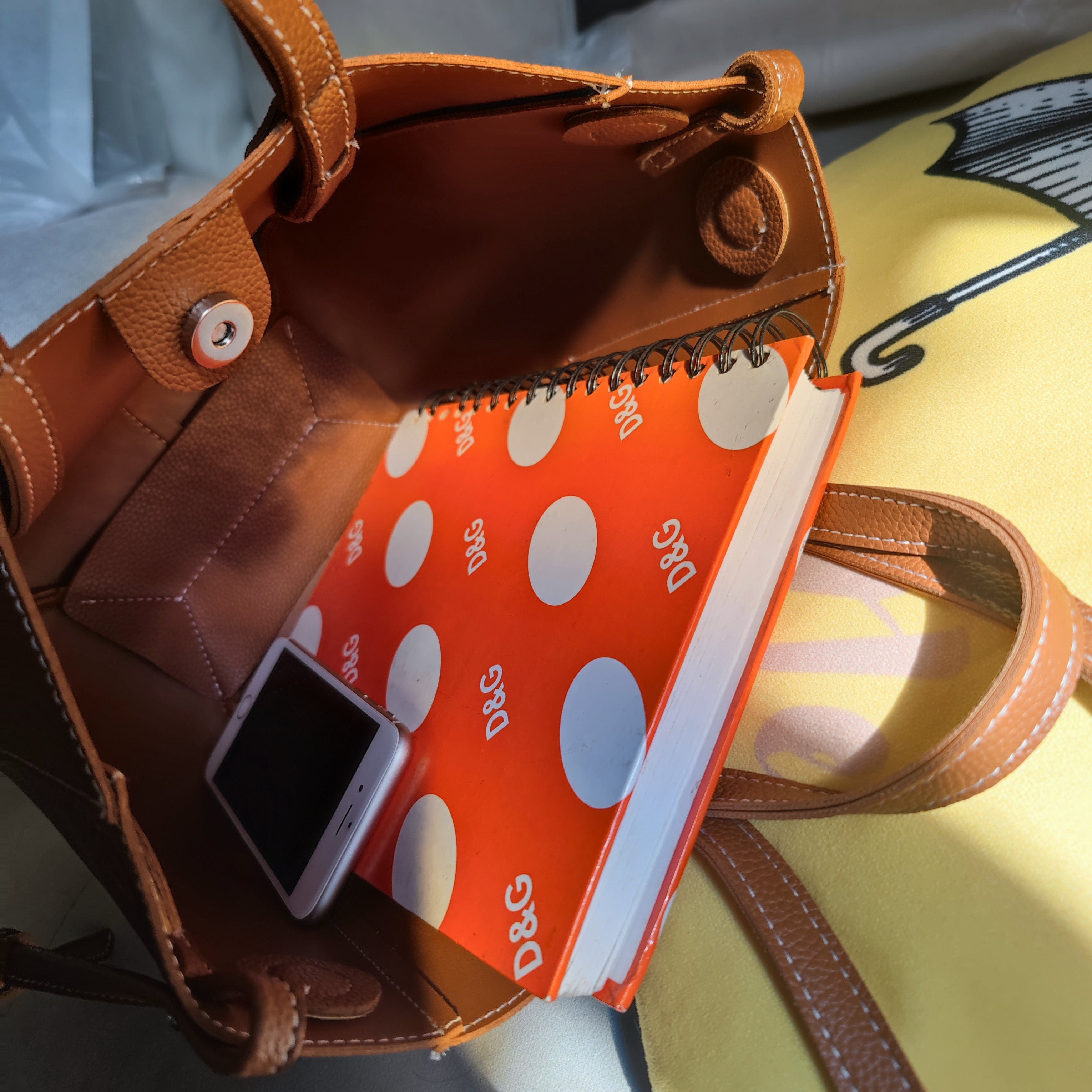 Модная сумка-тоут с запястным ремешком, просторный дизайн, фиксированные плечевые ремни, магнитная застежка, стильный плетеный узор и не подкладка - трендовый аксессуар для женщин.