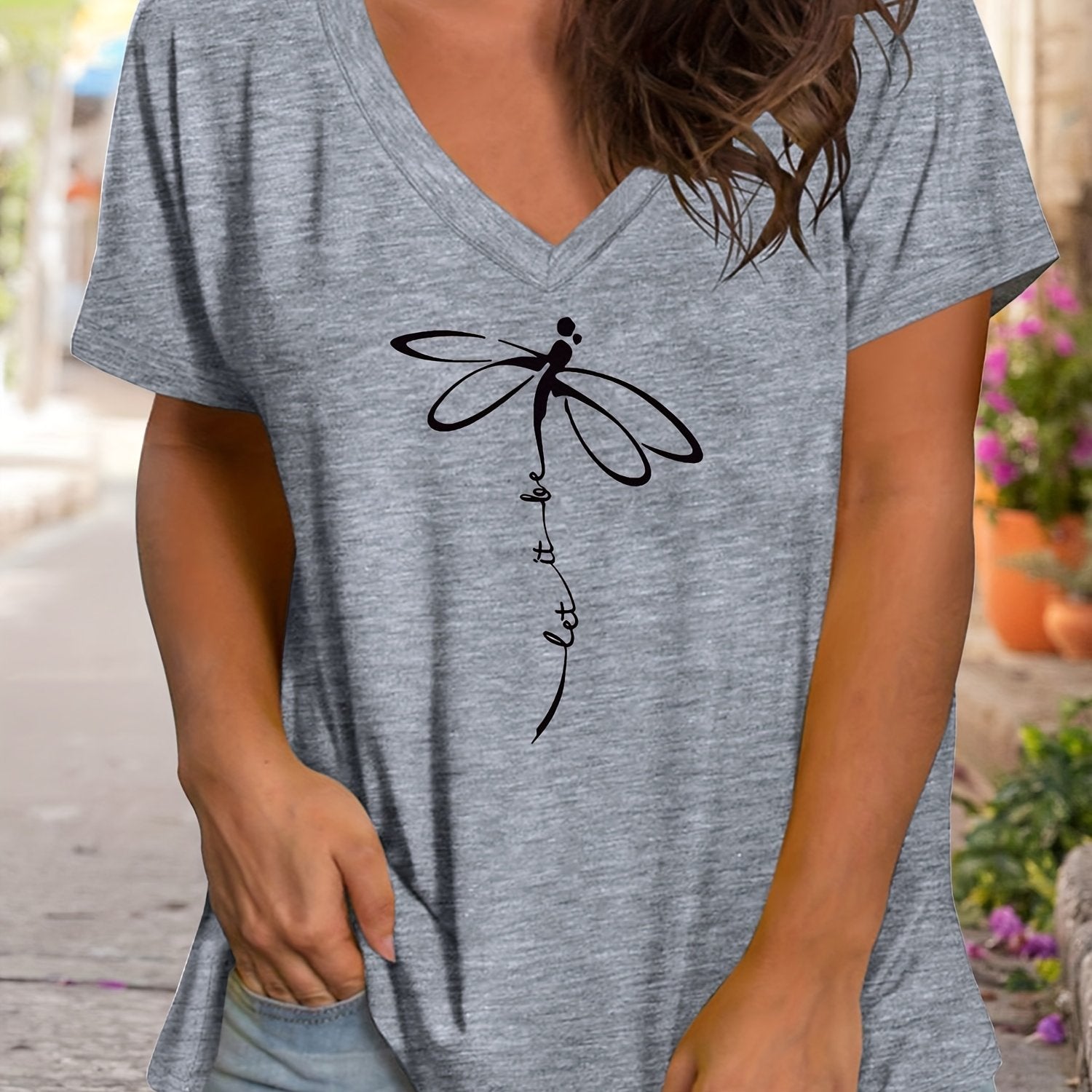 Camiseta de manga corta con estampado gráfico casual para tallas grandes de mujer con escote en V