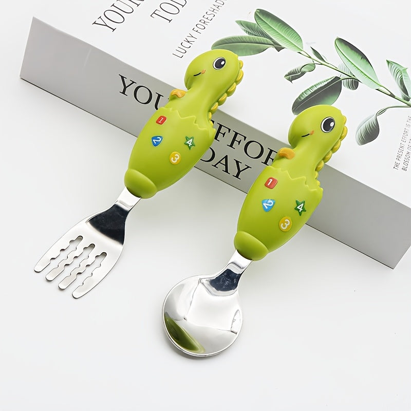 Yoshlar ovqatlanish to'plami rangli dinozavr tutqichlari bilan zanglamaydigan po'latdan yasalgan vilkalar va qoshiqni o'z ichiga oladi, bu esa ovqat vaqtini oson va bolalar uchun qulay qiladi.