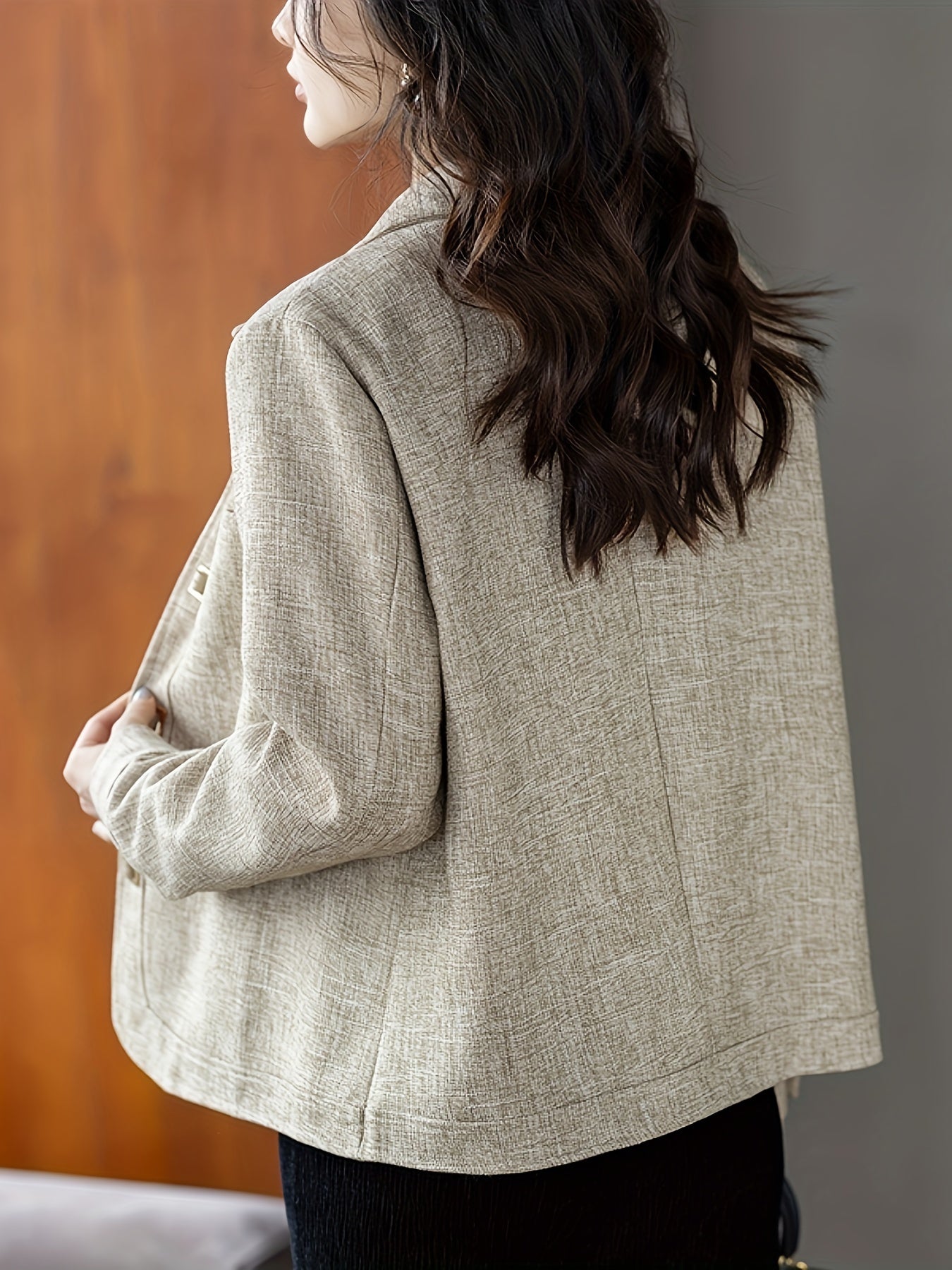 Ayollar uchun nafis tor kesimli uzun yengli jakk 100% polyesterdan tayyorlangan, Osiyo uslubidagi yaka, ozgina cho'ziluvchanlik va tugma tafsiloti bilan. Bahor/kovak uchun ideal, qo'shimcha o'lchamlarda mavjud.