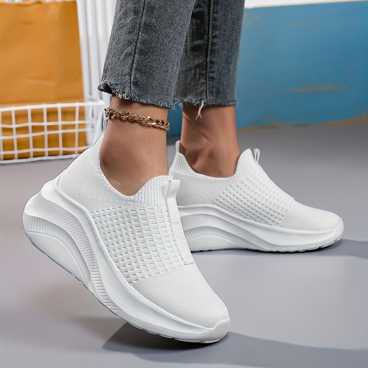 Ayollar uchun nafas oladigan slip-on sport oyoq kiyimlari oq rangda, kundalik va barcha mavsum uchun mos