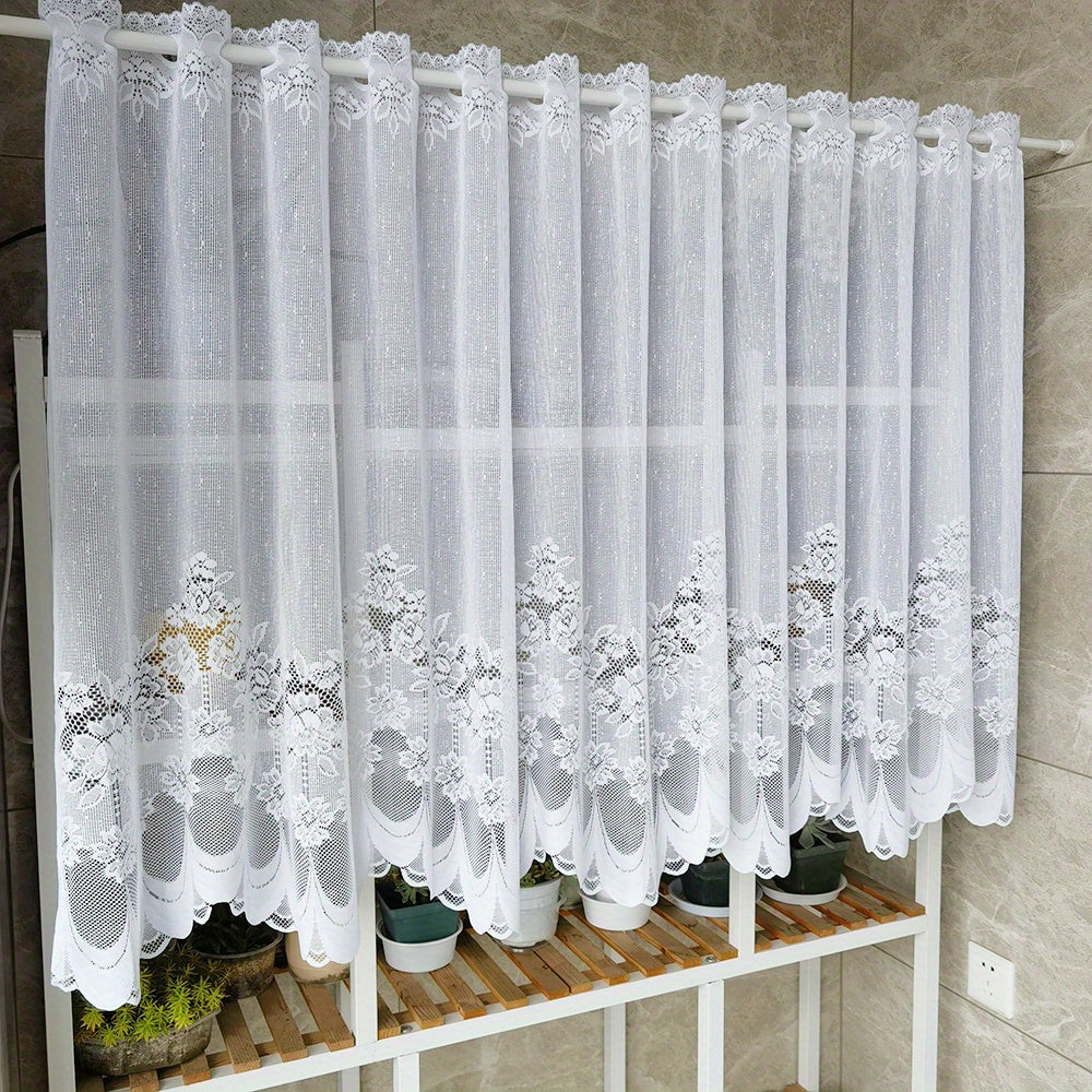 Oq gullar bilan tikilgan dantel parda, rod pocket bilan, oshxona yoki hammom uchun tulle qisqa valans. Kichik derazalar va shkaf qoplamalari uchun mukammal, bu changdan himoyalovchi yarim parda uy dekoringizga nafislik qo'shadi.