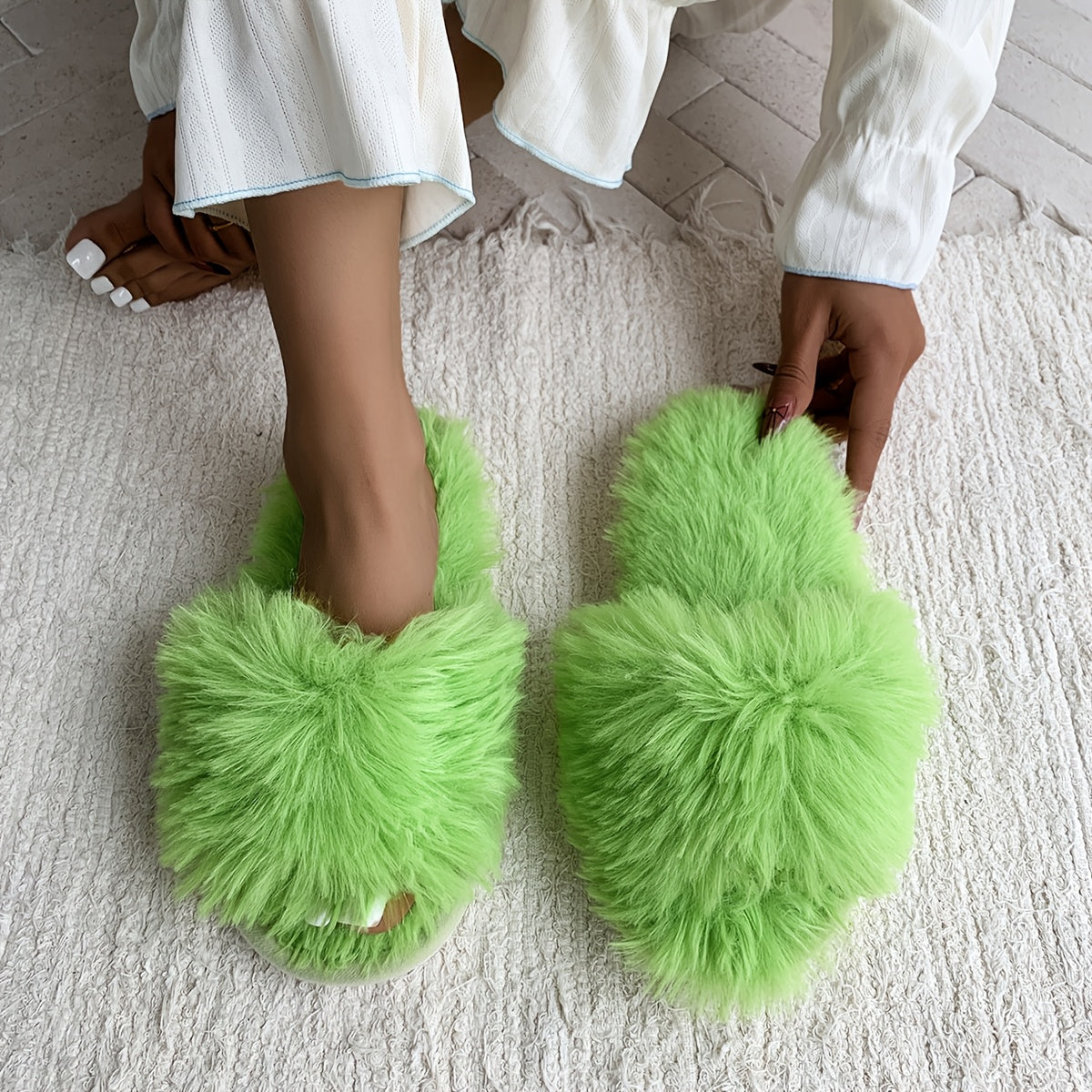 Ayollar uchun mo'ljallangan yumshoq, sirpanmaydigan, ichki va tashqi foydalanish uchun qulay, barcha mavsumlarga mos bo'lgan plüsh shlyapka