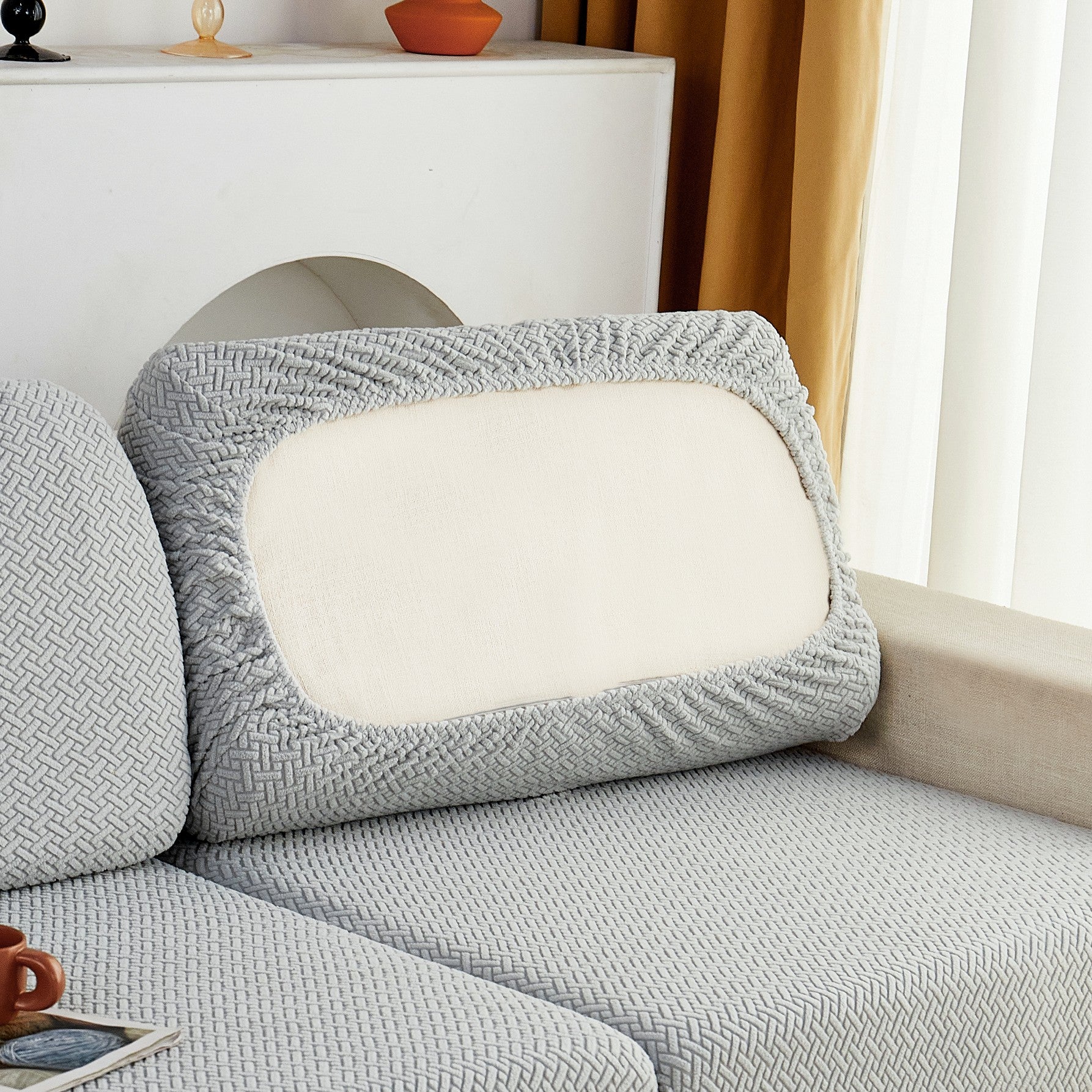 Современный серый чехол для подушки дивана с эластичной посадкой и мягкой текстурированной тканью. Машинная стирка для повышения комфорта в гостиной.