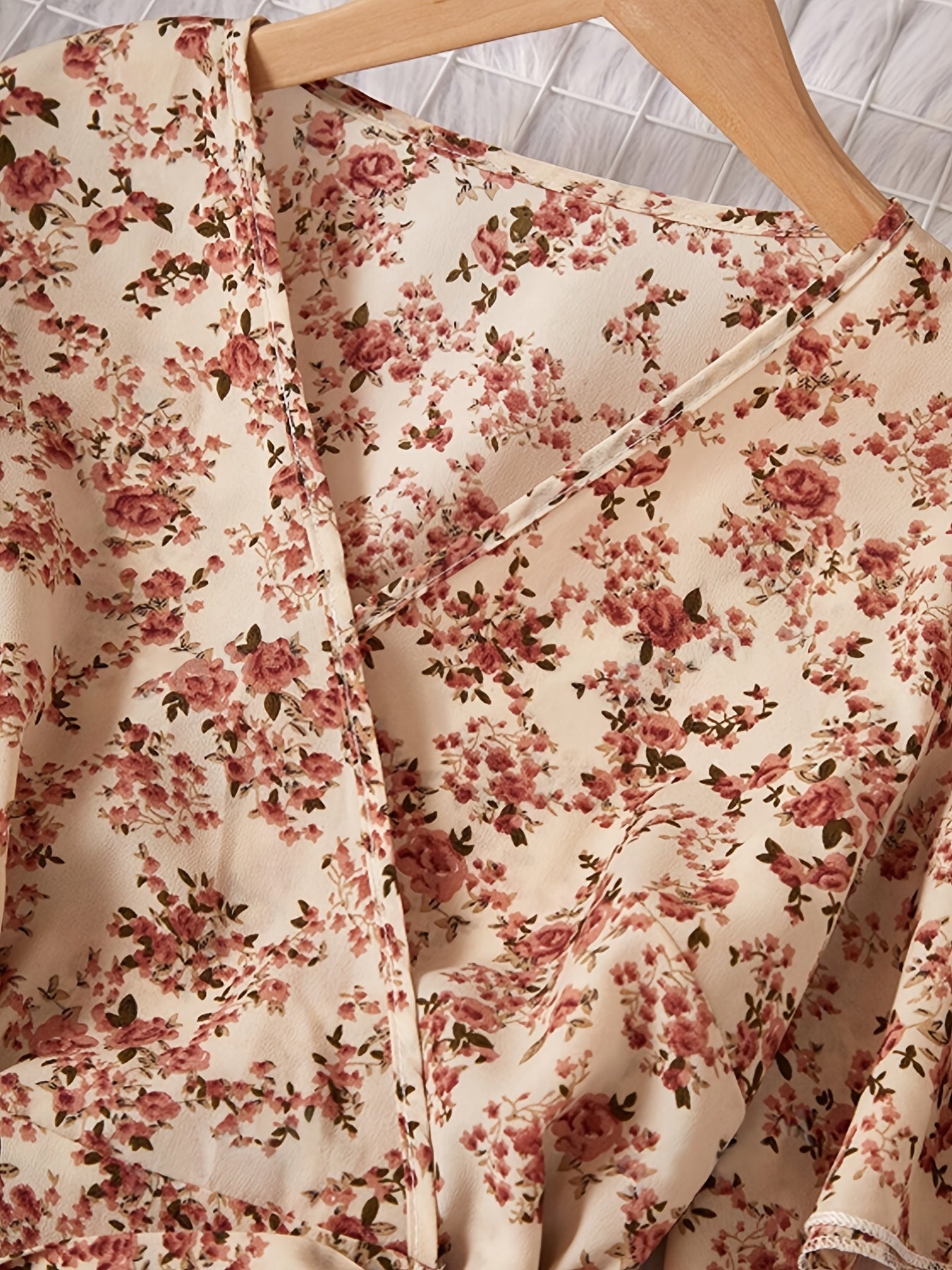 Ayollar uchun nafis gullar bilan bezatilgan libos, bohem uslubidagi qirralar, kesishgan bo'yin va ip bilan bog'lash detali. To'qilgan polyester matodan tayyorlangan, oddiy moslikda, belbog'ni o'z ichiga oladi. Har mavsum uchun mos.