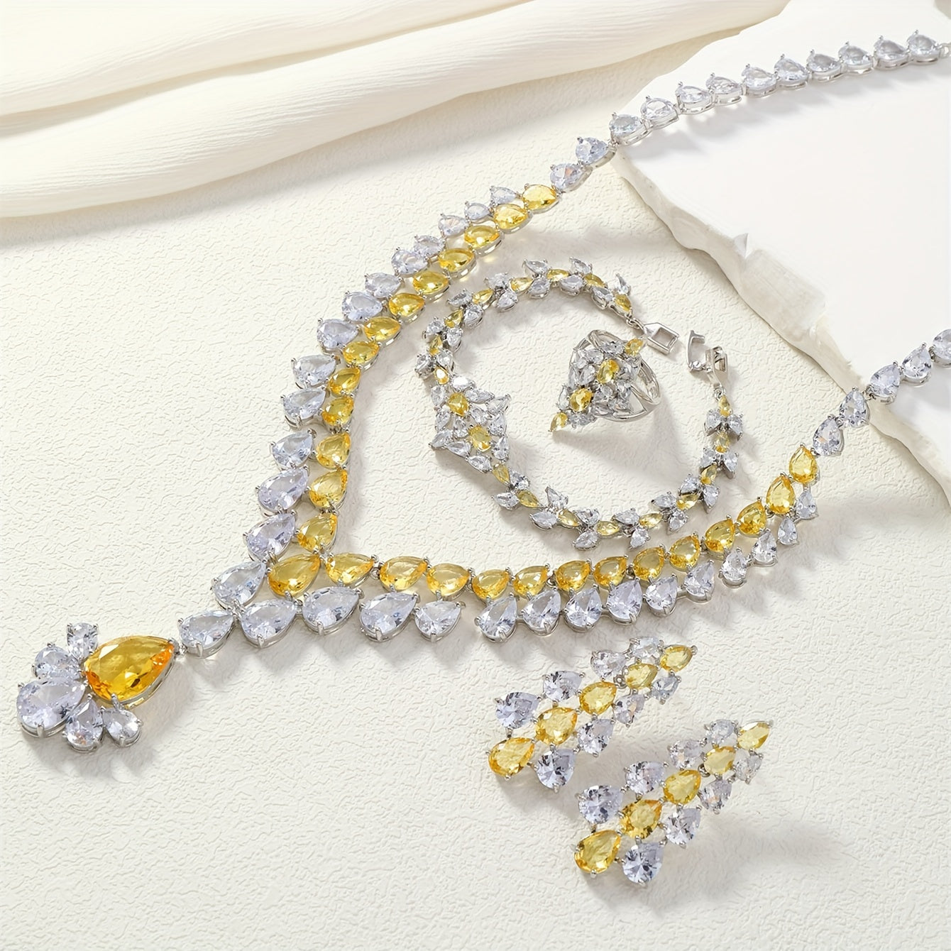 Conjunto de joyería inspirado en Oriente Medio con collar, pulsera, anillo y pendientes de diseño de gota de agua con zirconia y borla