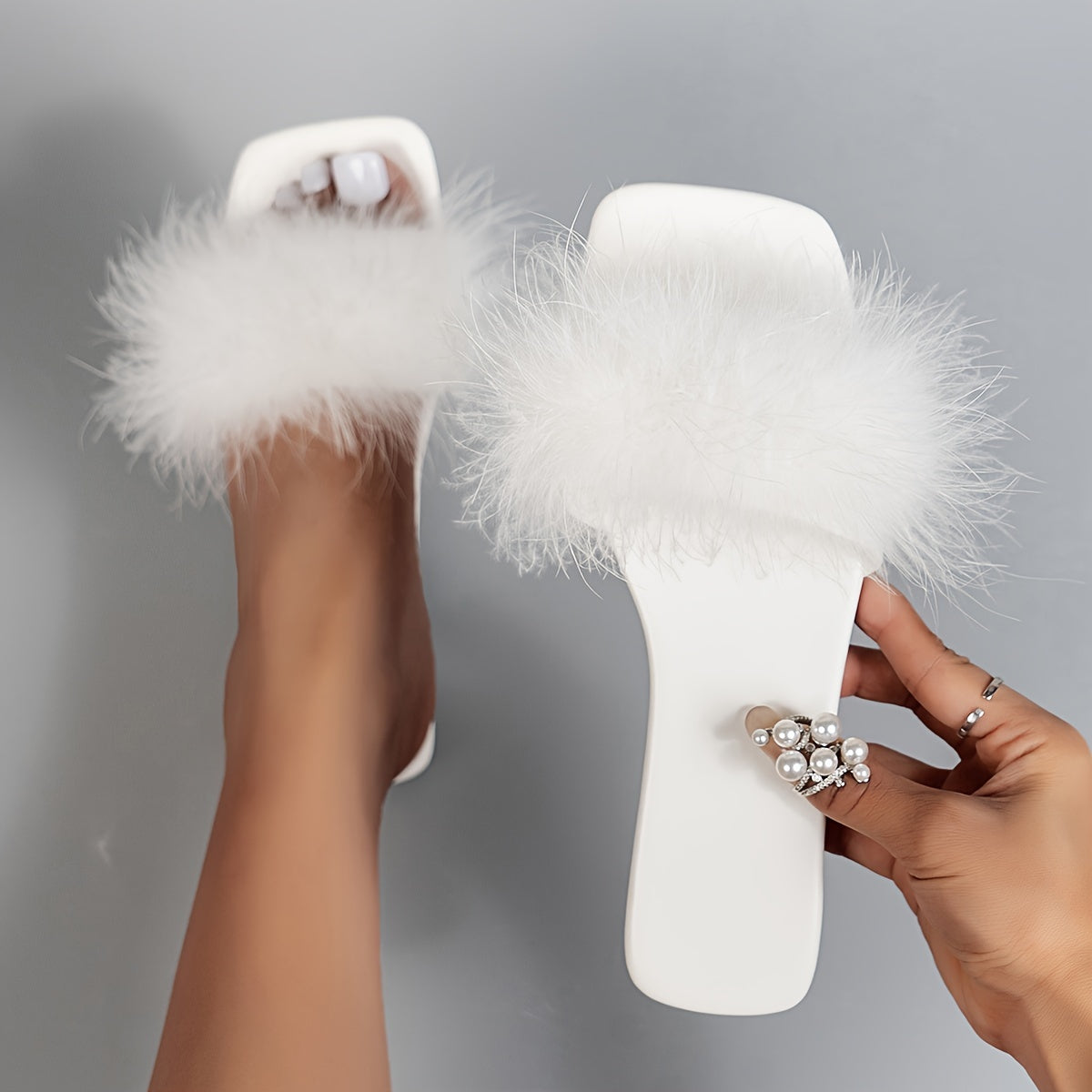 Yoz uchun mukammal, kvadrat ochiq barmoq bilan ayollarning nafis yumshoq toshli tekis oyoq kiyimlari.