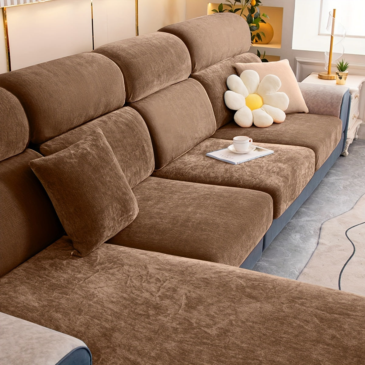 Har qanday xonada mebelni himoya qilish va bezatish uchun velur divan qoplamasi.