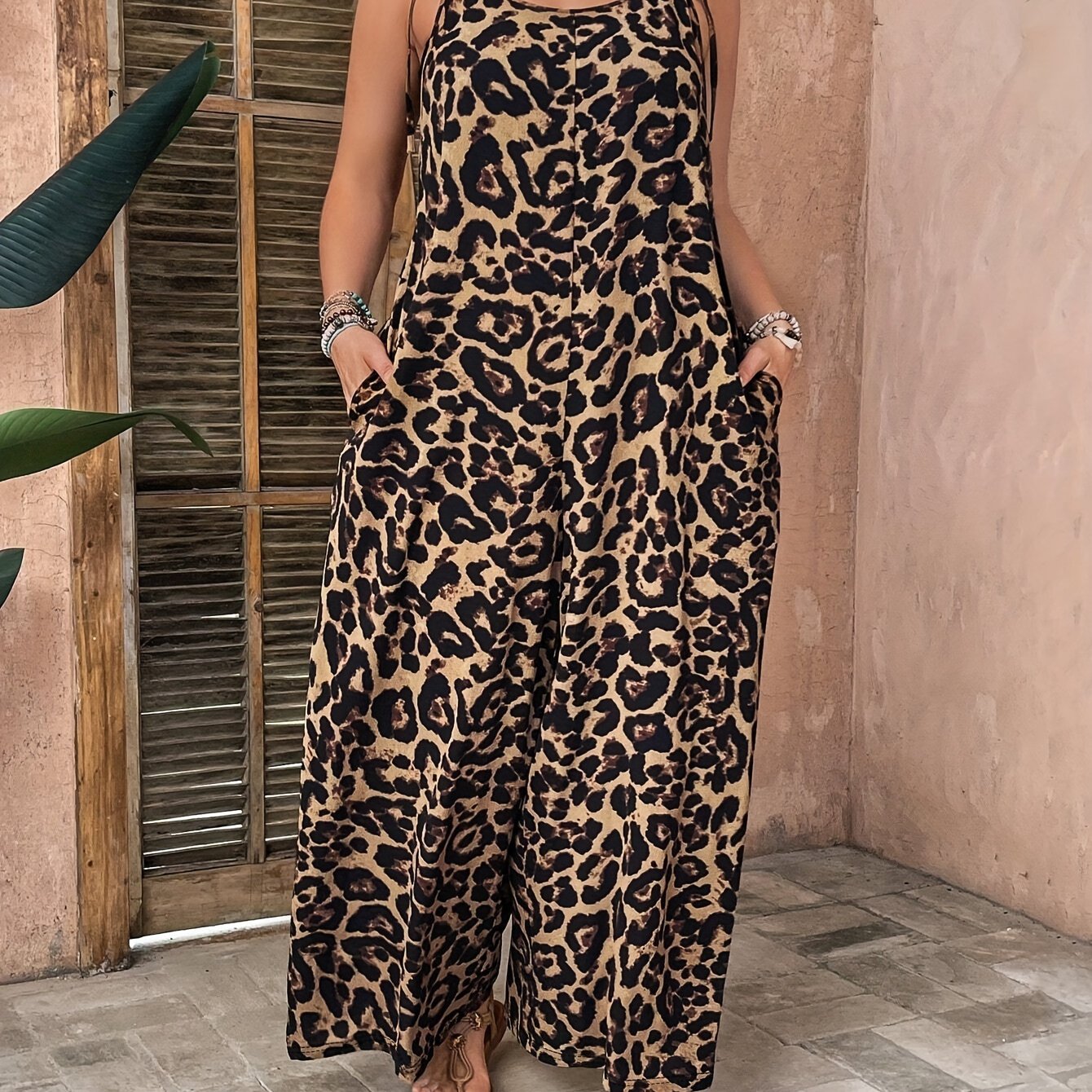 Mono de talla grande con estampado de leopardo, bolsillos y escote en forma de scoop