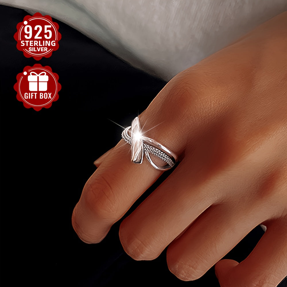 Ushbu nafis kumush uzuk vintage geometrik dizayni bilan ajralib turadi, oddiy va noyob uslubi bilan, uni kundalik yig'ilishlar uchun ideal qiladi. U taxminan 2.5g og'irlikda bo'lib, ayollarning barmoqlari uchun mukammal.