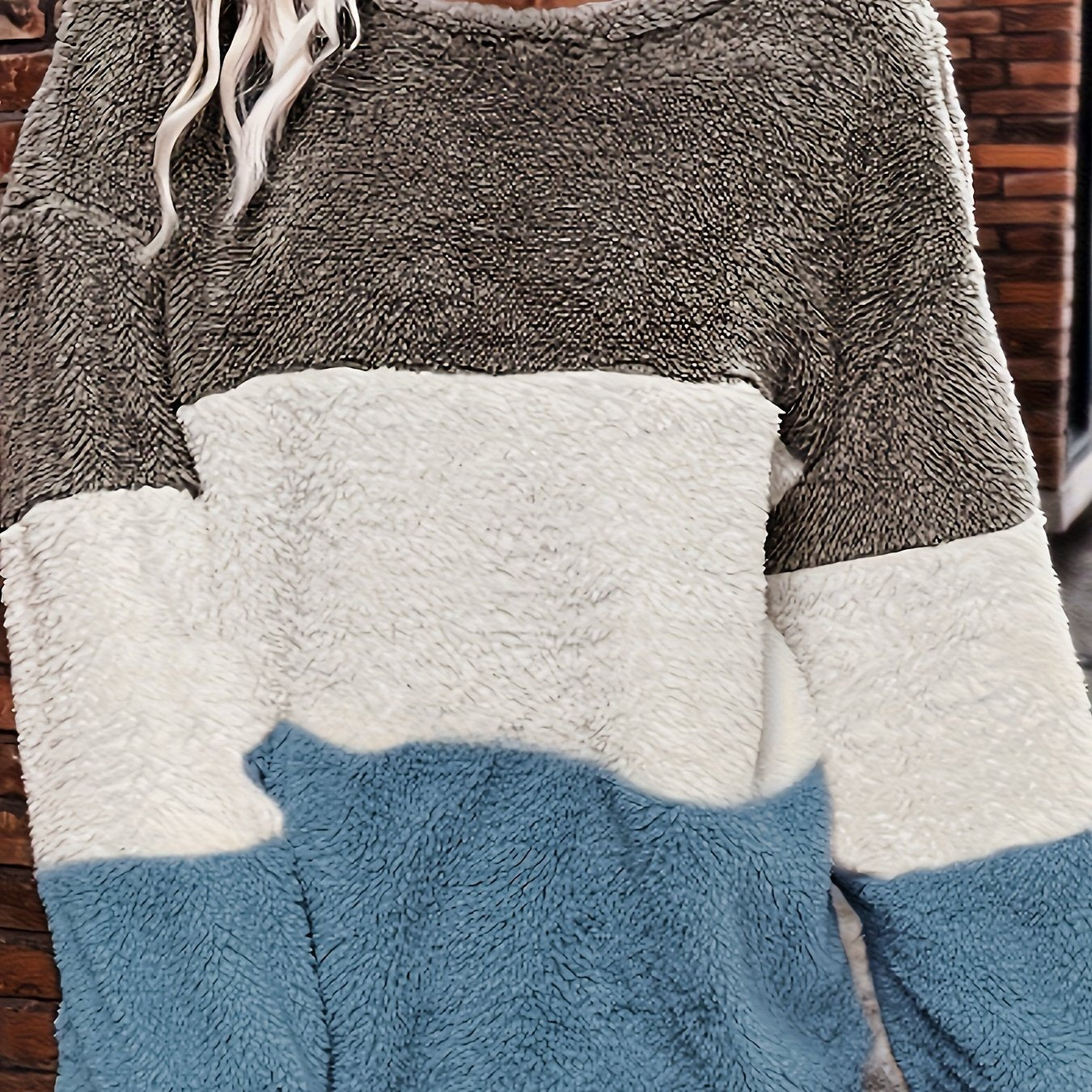 Толстовка женская plus size из плюшевого флиса с цветными блоками и полосатым принтом