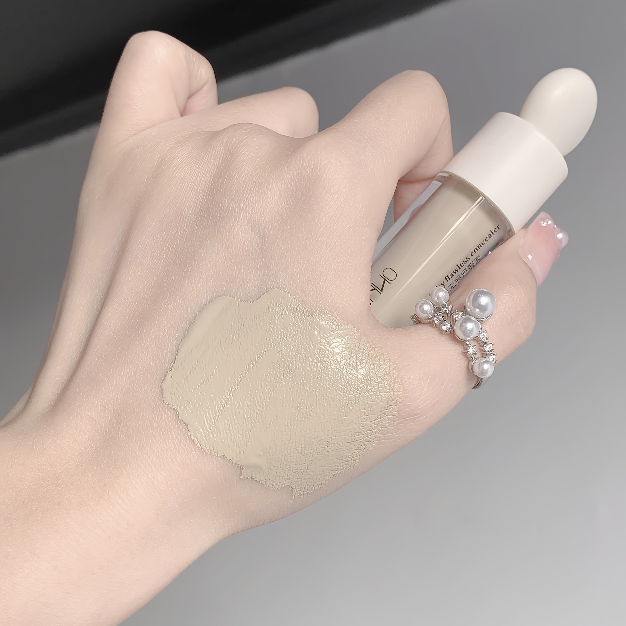 Namlantiruvchi concealer, uzoq muddatli, suvga chidamli va terga chidamli, akne izlari, qora doiralar va dog'larni yopib, barcha teri turlari uchun teri rangini yoritadi.