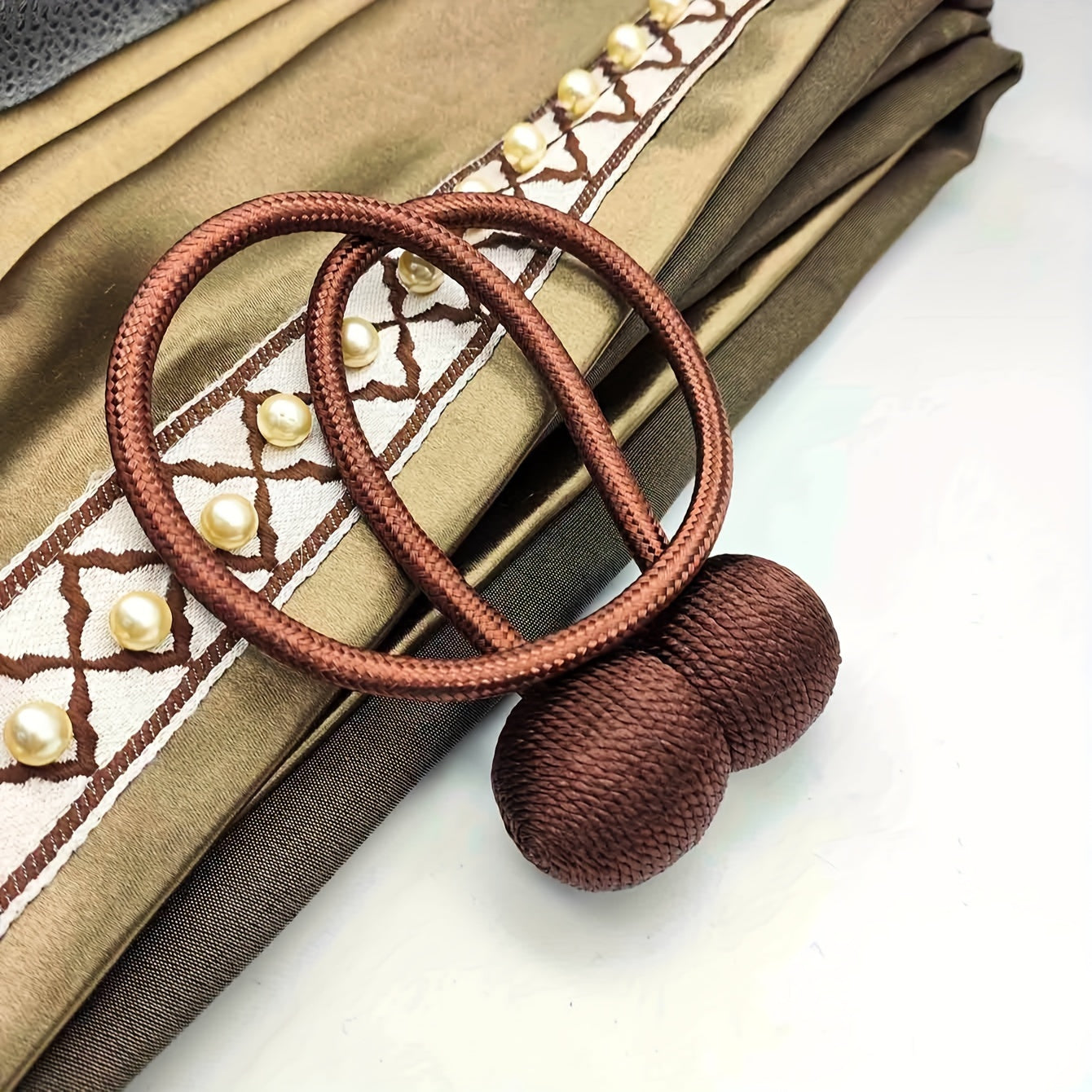 Получите 2 штуки креативных держателей для штор с магнитными пряжками для современного и простого крепления штор. Эти держатели для штор без пробивания идеально подходят для добавления стиля в вашу спальню, гостиную или любое другое место в вашем доме.