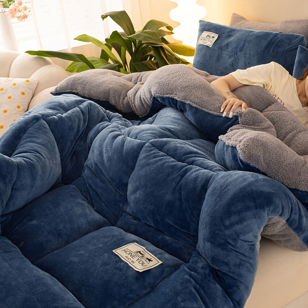 All-Season Polyester Comforter with Woven Embellishments Sheep Fleece Pattern Machine Washable 70x90 Inches