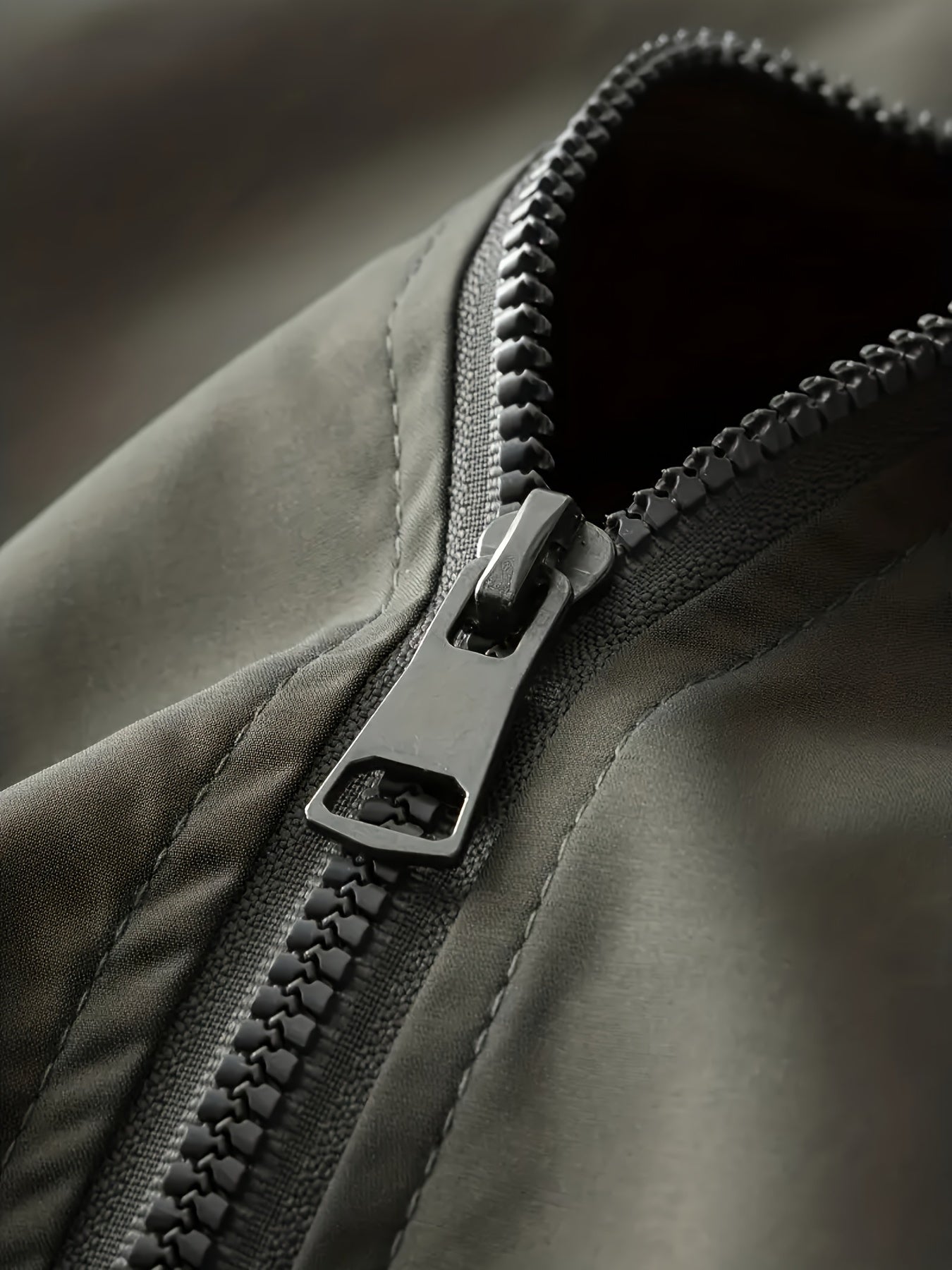 Erkaklar uchun engil shamol o'tkazmaydigan kurtka, 100% polyesterdan tayyorlangan, uzun yengli, oddiy kesim va beysbol yaka bilan. Bahor va kuz mavsumlari uchun mos. To'qilgan matodan tayyorlangan, og'irligi