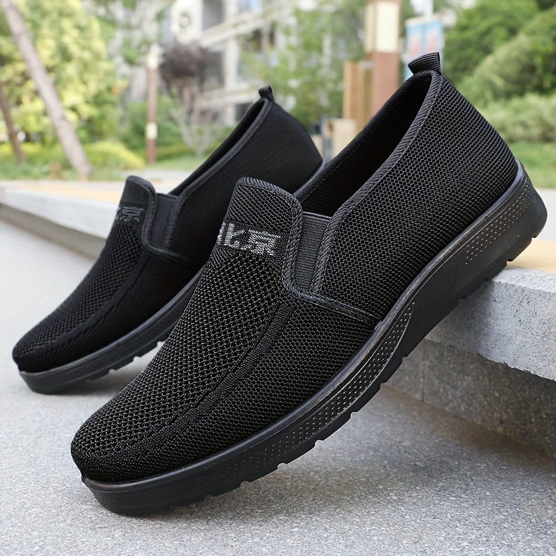 Erkaklar uchun qora rangdagi nafas oladigan, kiyish oson yurish poyabzallari, ochiq havoda faoliyatlar va har kuni qulaylik uchun mukammal.