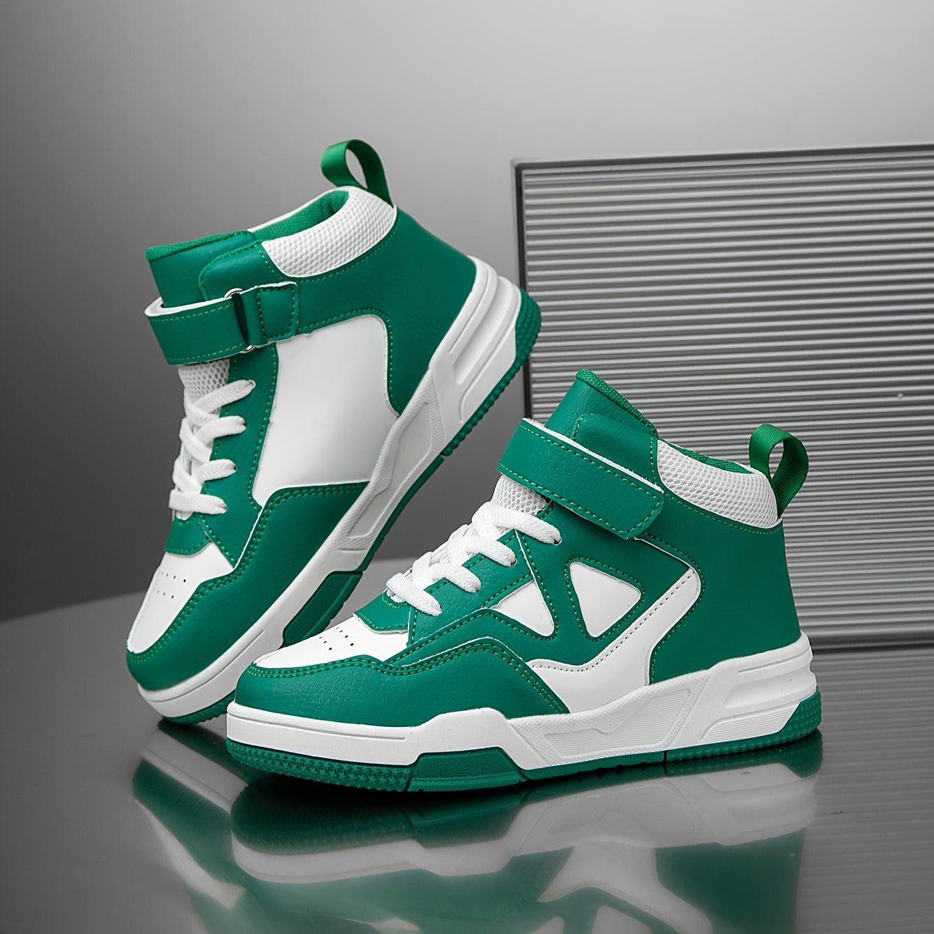 Zapatillas altas para niños con bloques de colores geométricos, cierre de velcro y parte superior de PU duradera