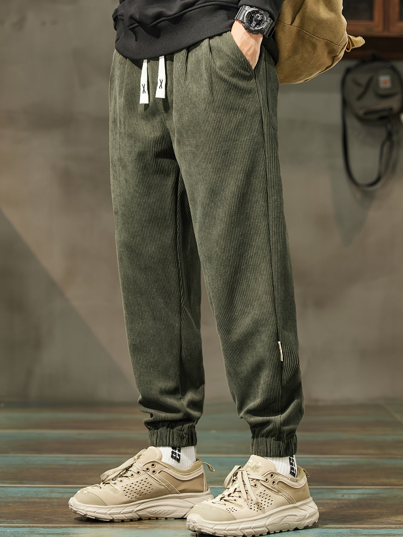 Erkaklar uchun qalin korduroy sport shimlari - tortish bel bilan keng kesim, qisqa uzunlik, mashinada yuvish mumkin. Kuz/qish modasi uchun ideal.