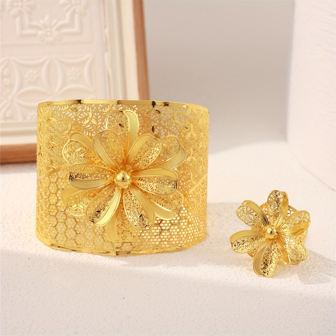 Vintage uslubidagi ayollar zargarlik to'plami, oltin metall engraved gullar bilan cuff bilaguzuk va uzuk - nozik tadbirlar yoki bayram kiyimlari uchun ideal