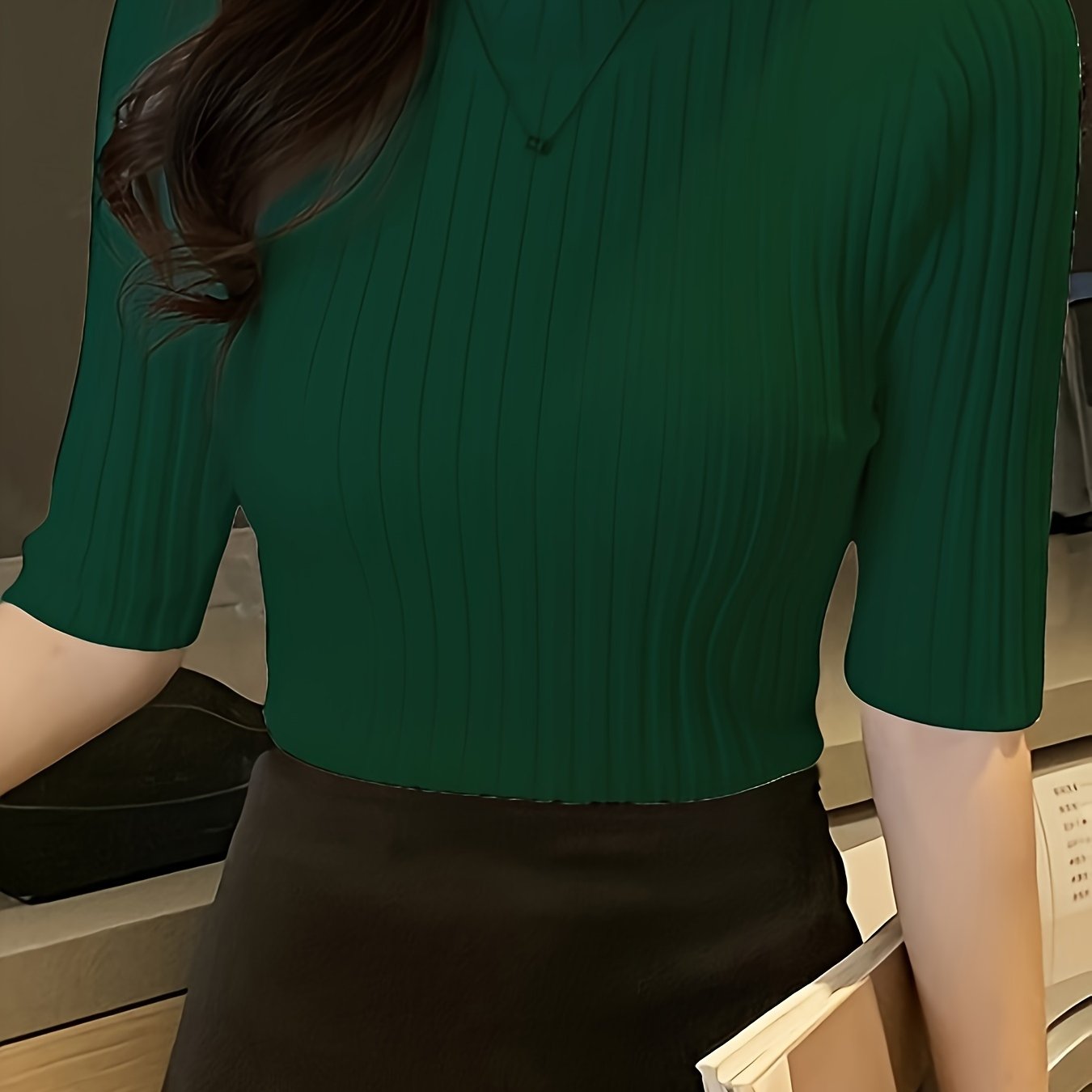 Camiseta de poliéster de punto de canalé con dobladillo plisado, cuello redondo, manga corta, ajuste ajustado