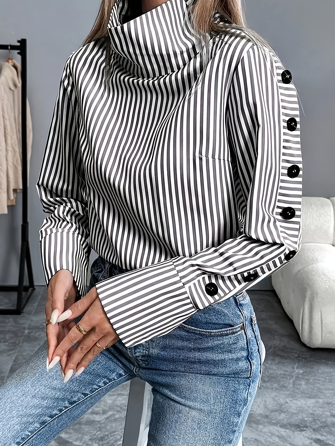 Plus o'lchamli ayollar uchun uzun qolli chiziqli kofta qora tugma oldi ko'rinmaydigan