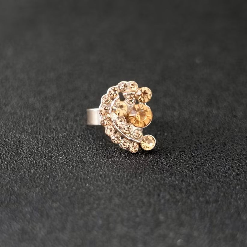 Ayollar uchun nozik 5 qismli zargarlik to'plami - Sink qotishmasidan va porloq rhinestone'lardan tayyorlangan, quloq bilaguzuklari, marjon, bilaguzuk va uzukni o'z ichiga oladi - To'y, ziyofat yoki banket kiyimlaringizga mukammal qo'shimcha