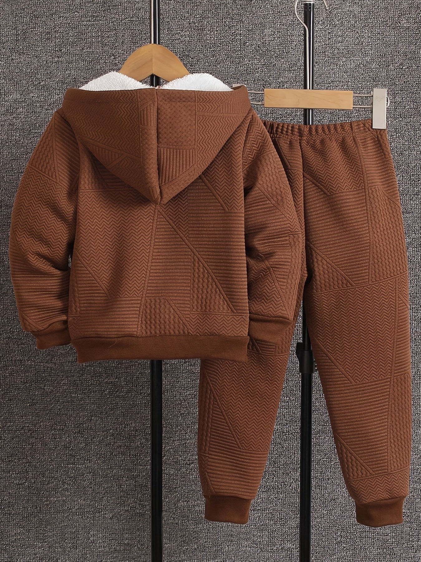 Yigitlar uchun kundalik kiyimlar to'plami, kapushonli kurtka va geometrik to'qilgan shimlar bilan, kuz va qish uchun