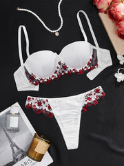 Yumshoq va qulay oq gullar bilan bezatilgan ichki kiyim, ko'krak yostiqlari bilan.