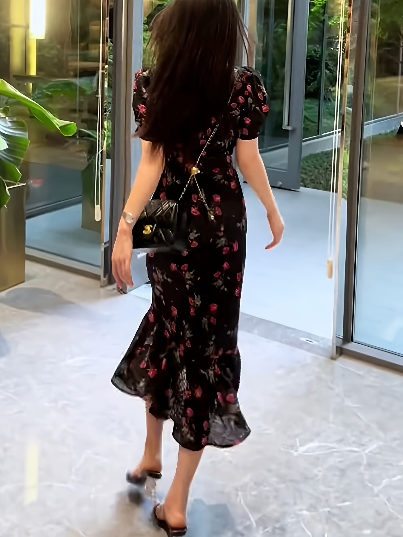 V-yuqori, bog'ich bel, qisqa yenglar, mermaid pastki qismi va polyester materialdan tayyorlangan zamonaviy gullar bilan bezatilgan midi ko'ylak - yozgi tadbirlar uchun ajoyib.