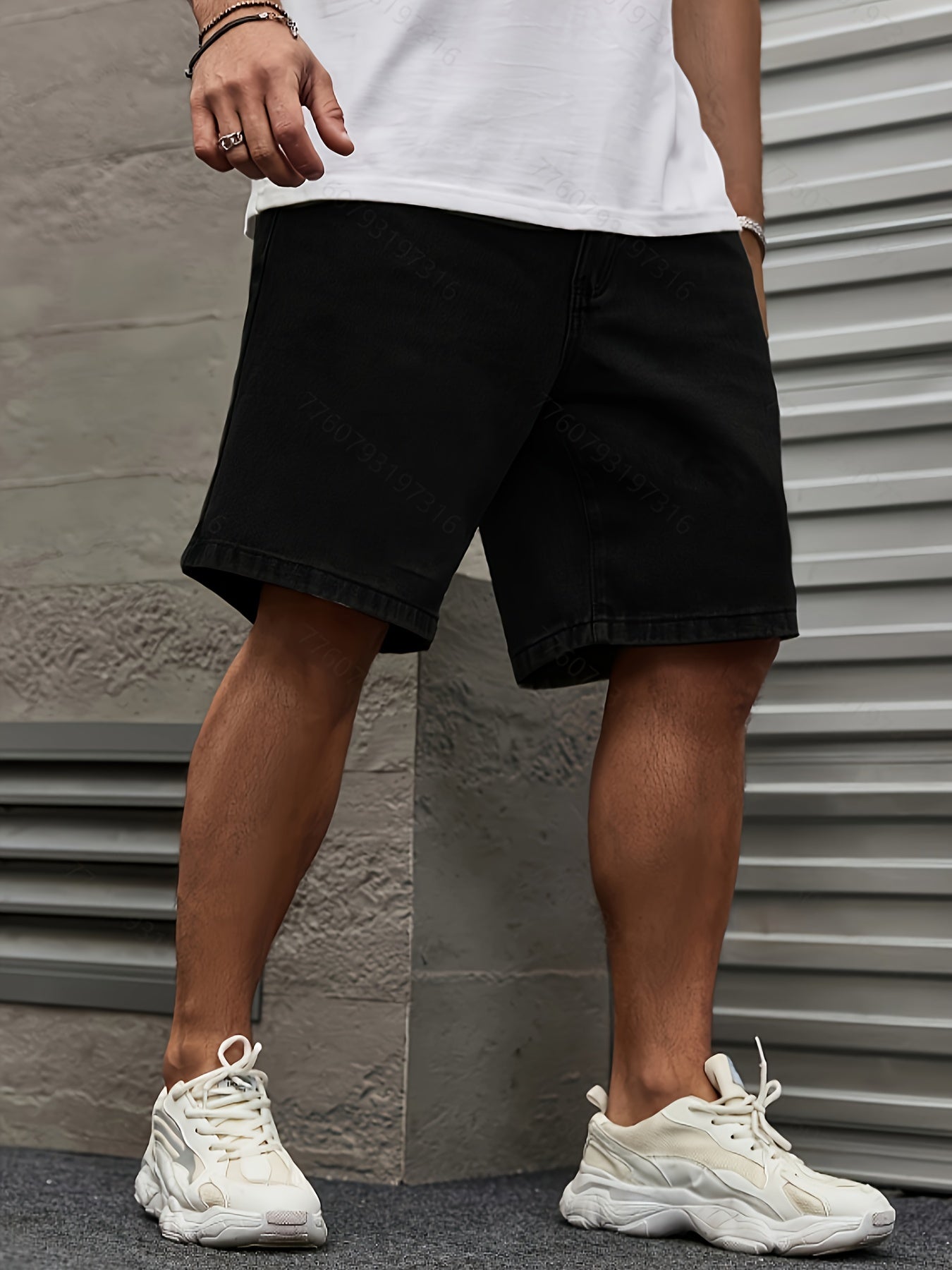 Erkaklar uchun plussiz qora denim shortlar, oddiy kesim va bir xil rangda, cho'zilmaydigan paxta aralashmasidan tayyorlangan.