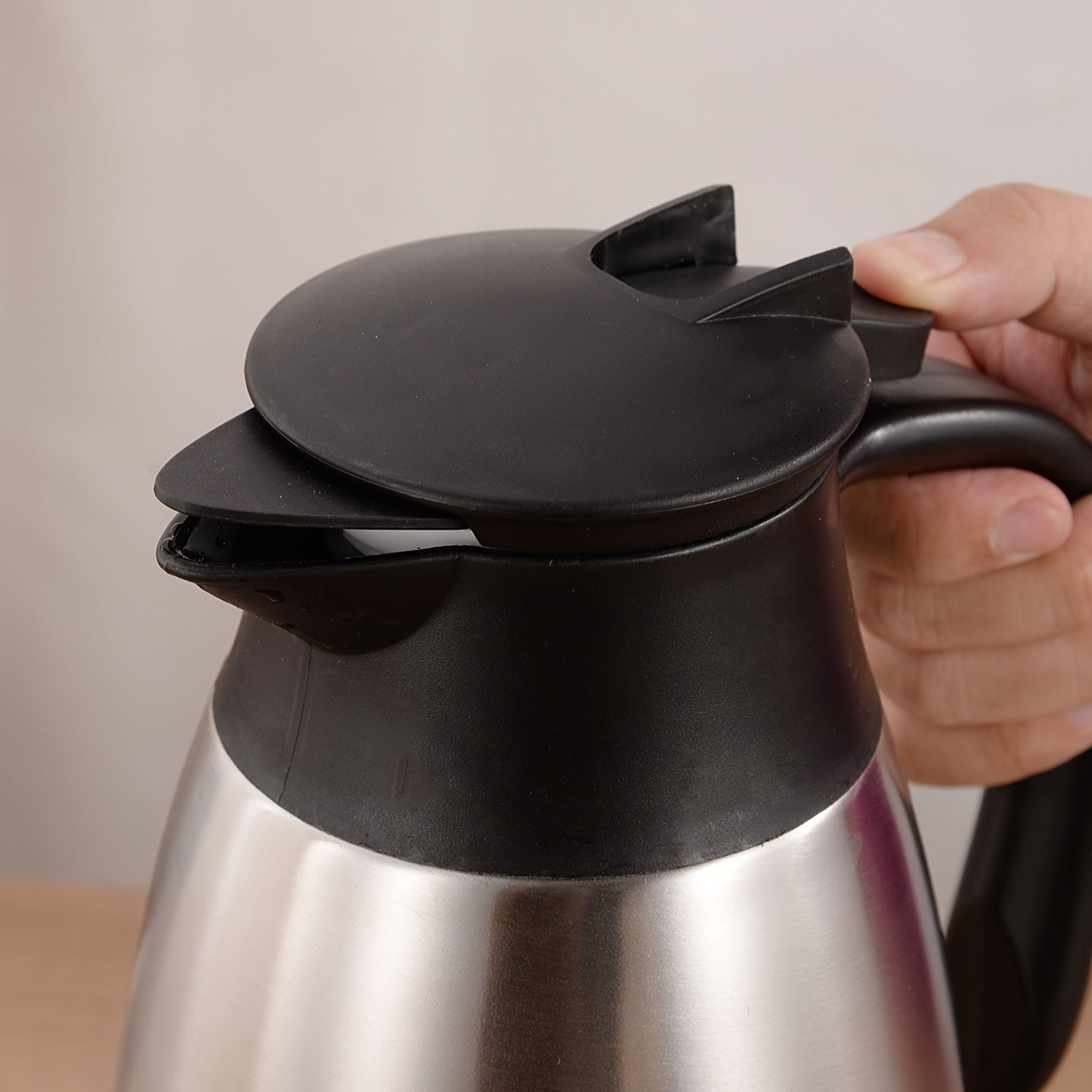 Issiq va sovuq ichimliklar uchun zanglamaydigan po'latdan yasalgan izolyatsiyalangan idish