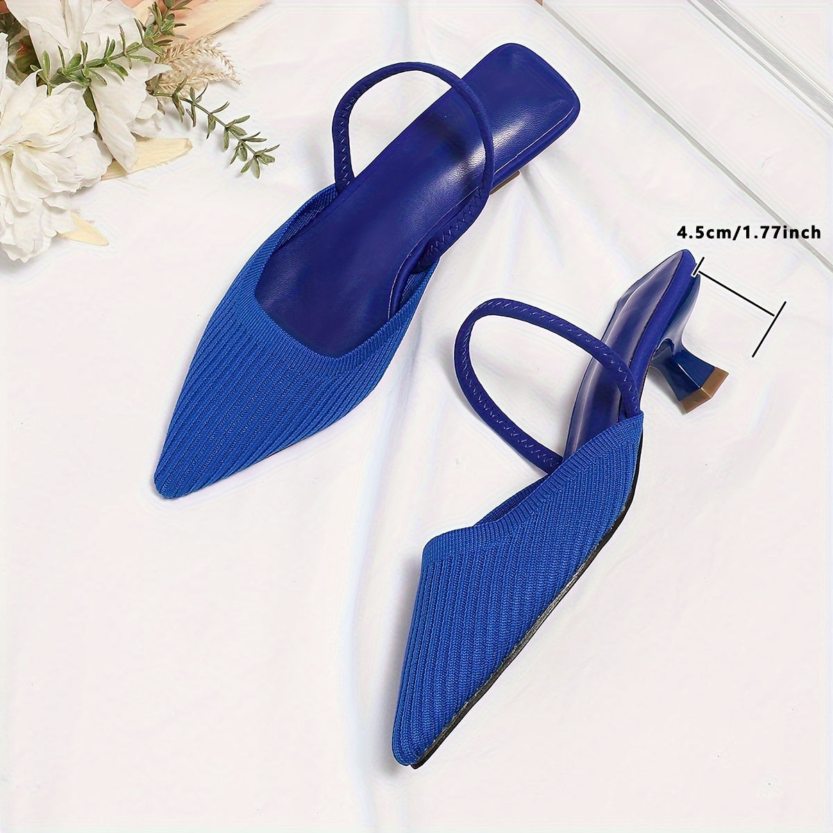 Ayollar uchun rangli trikotaj mules, kengaytirilgan to'pi va slingback uslubi bilan, qulaylik uchun zamonaviy nuqtali barmoq dizayni bilan.