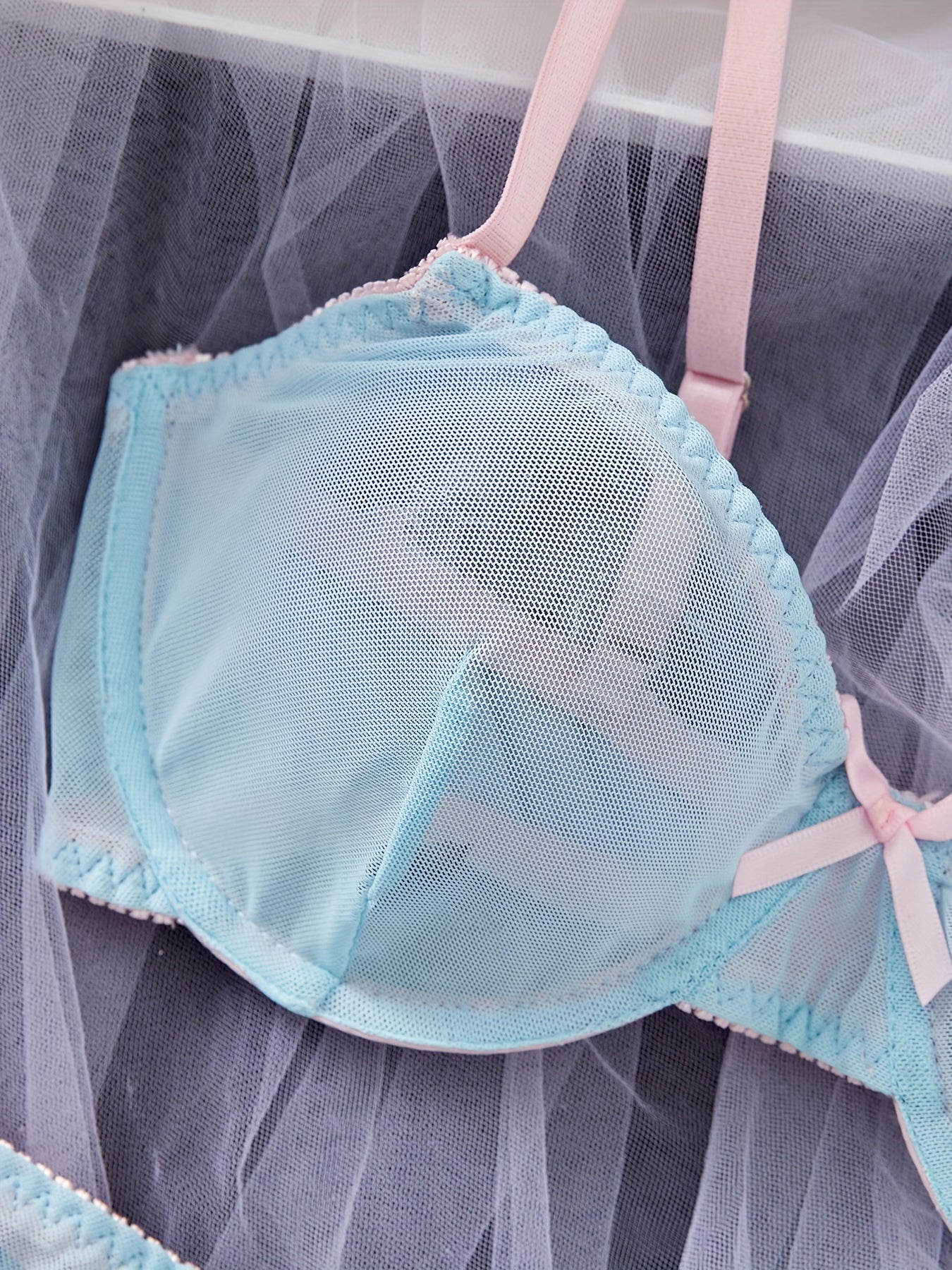 Yengil yelka tasmalari bilan ichki kiyim to'plami, brassiyer va ichki kiyimni o'z ichiga oladi, ayollarning sexy kiyimlari uchun.