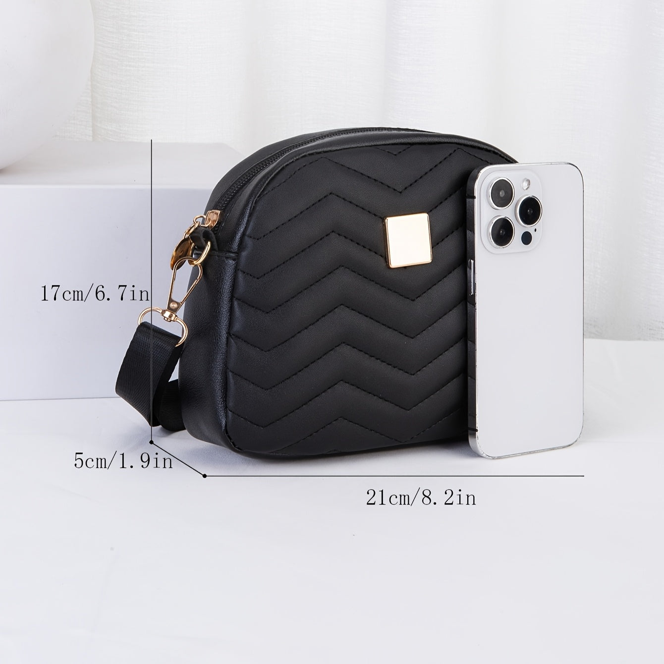 Черная стеганая сумка через плечо с золотой фурнитурой для женщин