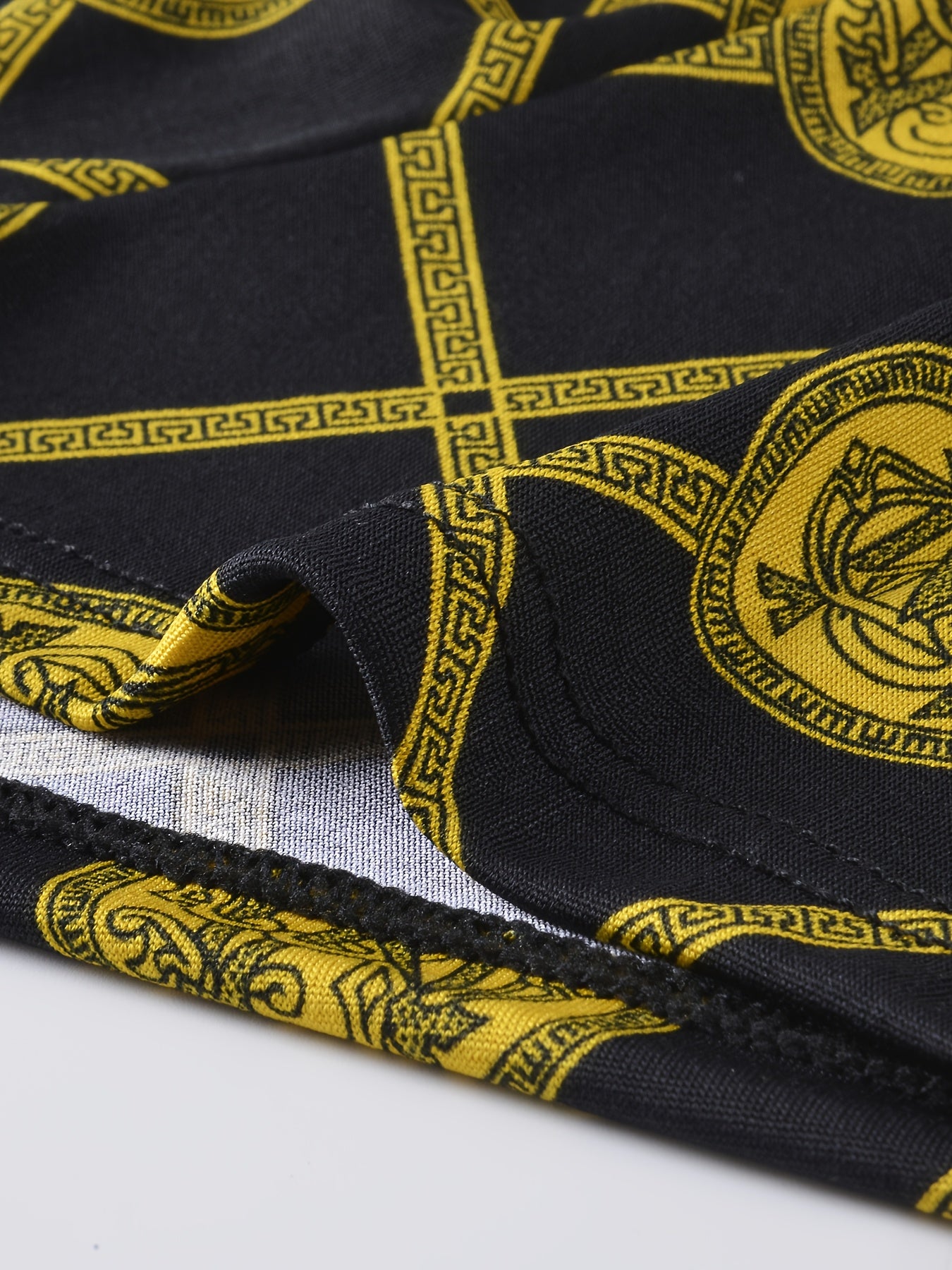 Havoni o'tkazuvchi va yumshoq qora va oltin rangli erkaklar uchun boxer shortlari, zamonaviy dizaynga ega, elastik va tasodifiy kiyish uchun qulay.