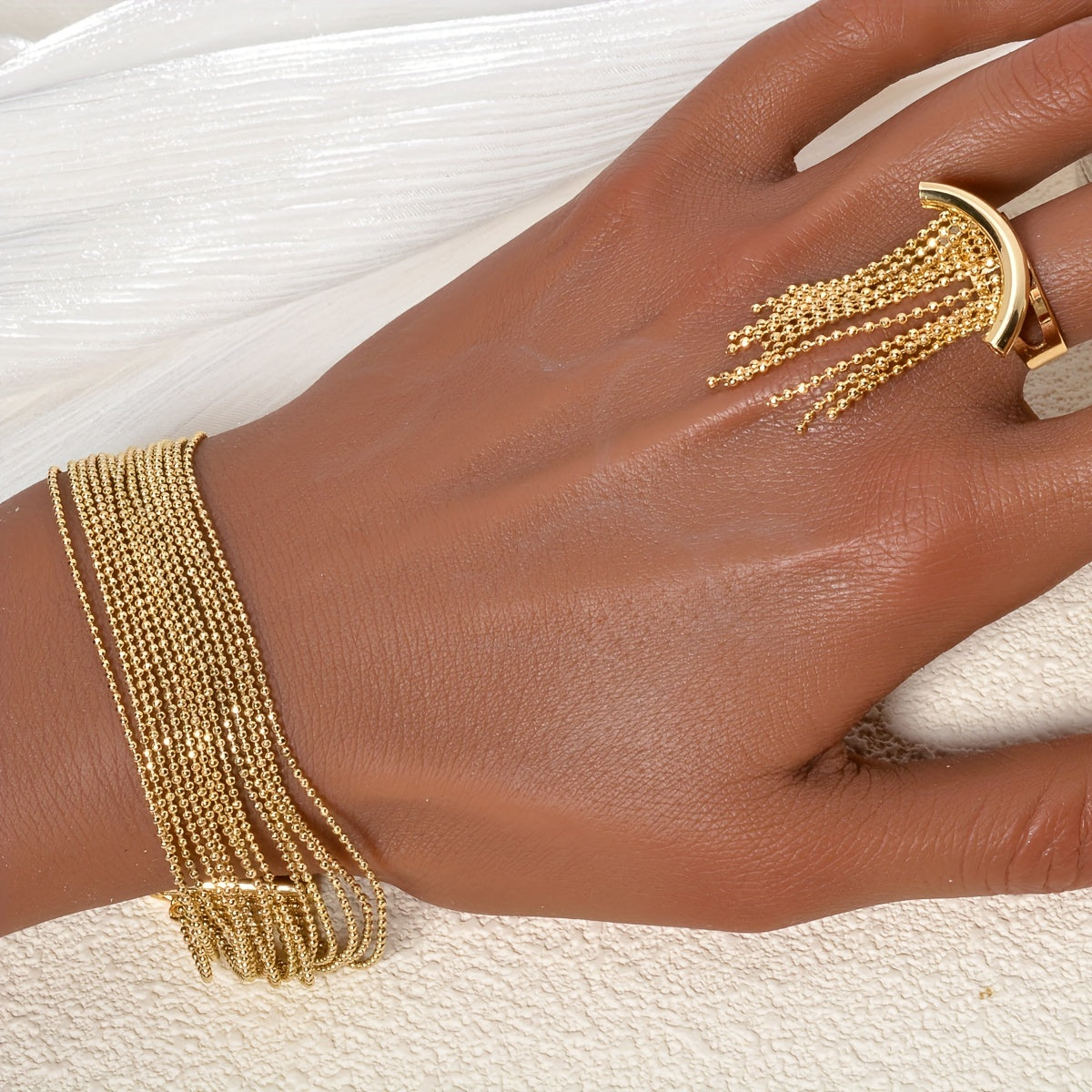 Комплект ювелирных изделий ZEADEAR из меди включает в себя пару висячих серег, кольцо и ожерелье, все с дизайном кисточек. Идеально подходит для женщин, чтобы носить на свадебных вечеринках или в качестве стильного декора.