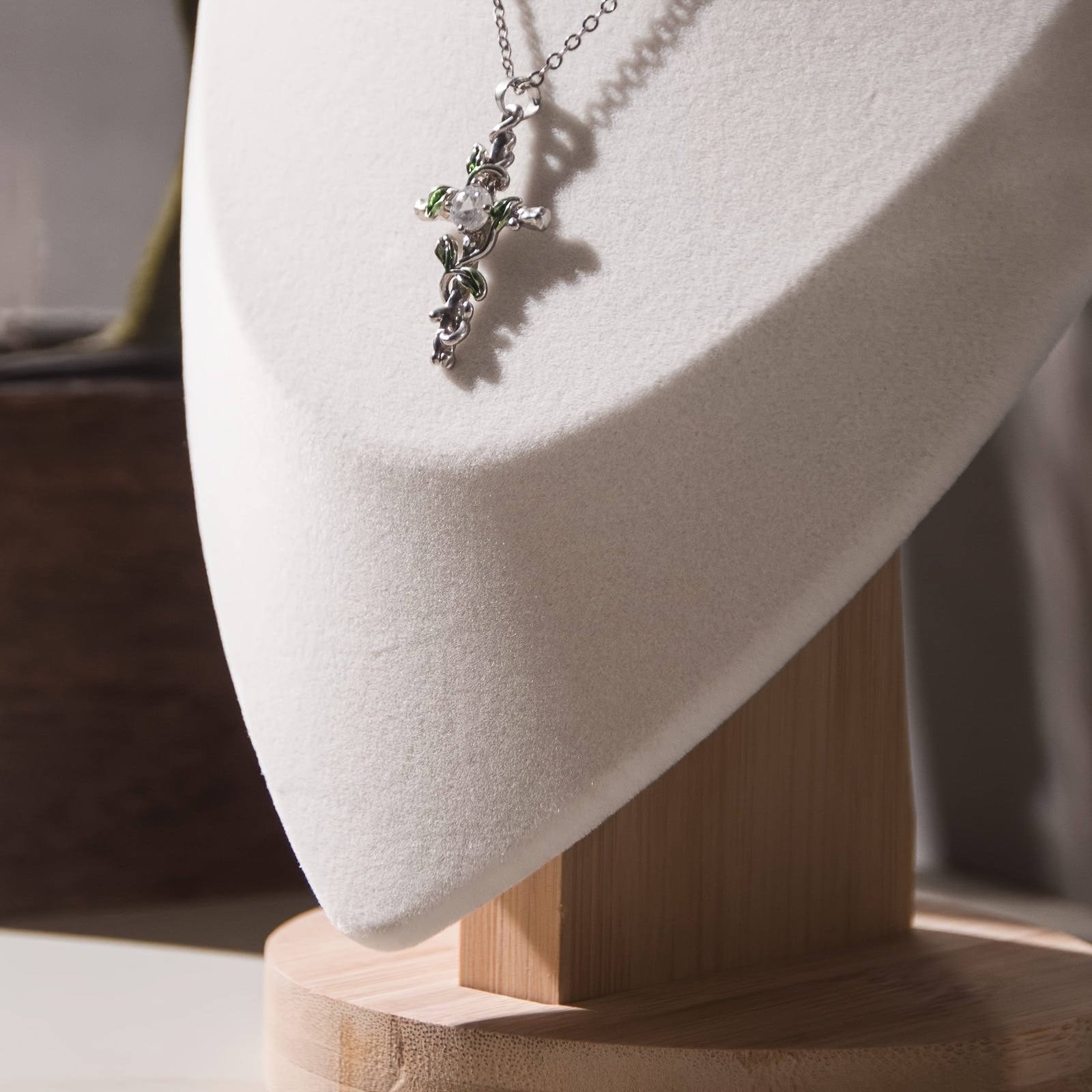 Soporte de joyería de madera en forma de corazón para collares, relojes y accesorios