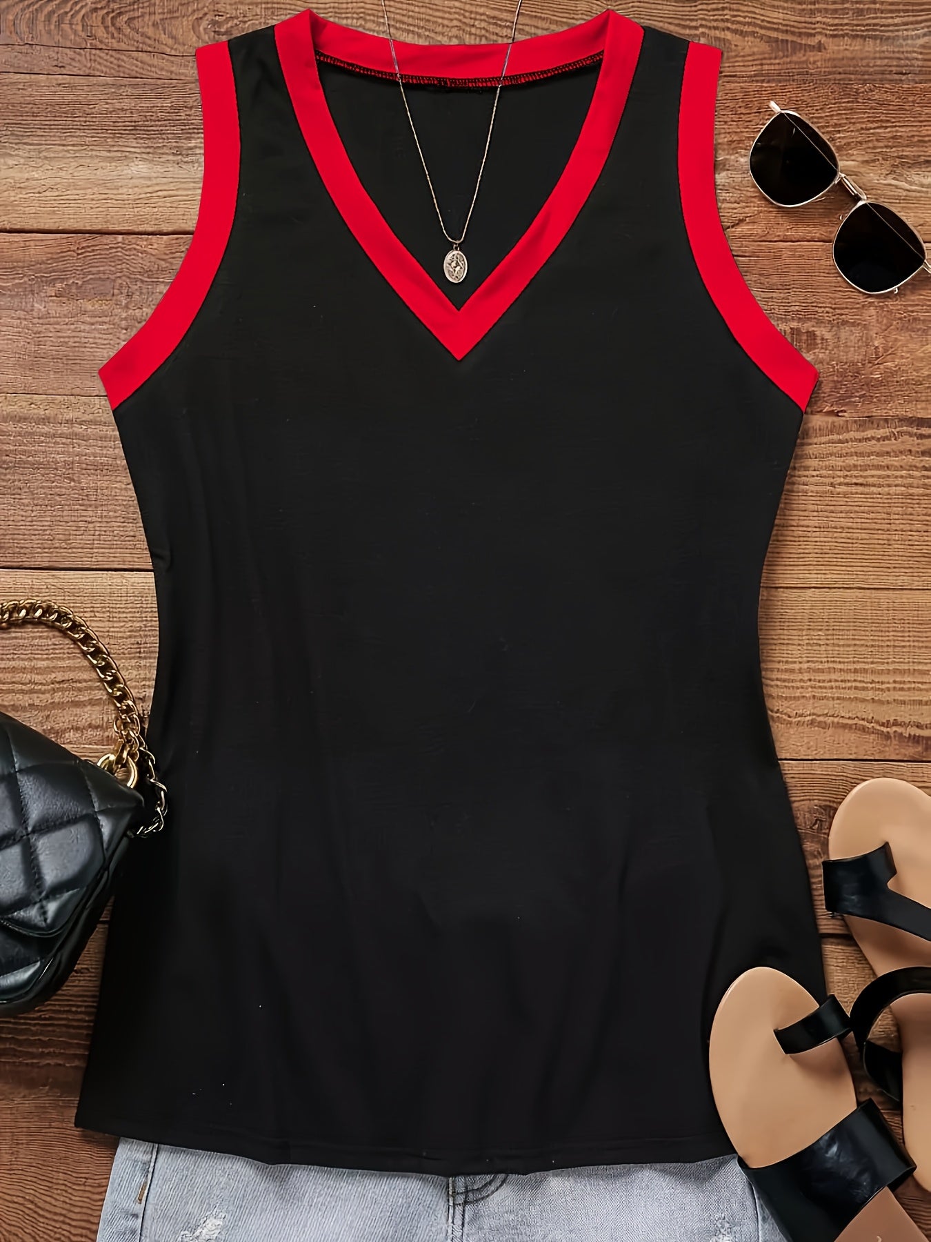 Женская черная безрукавка-топ с красными акцентами из дышащего полиэстера