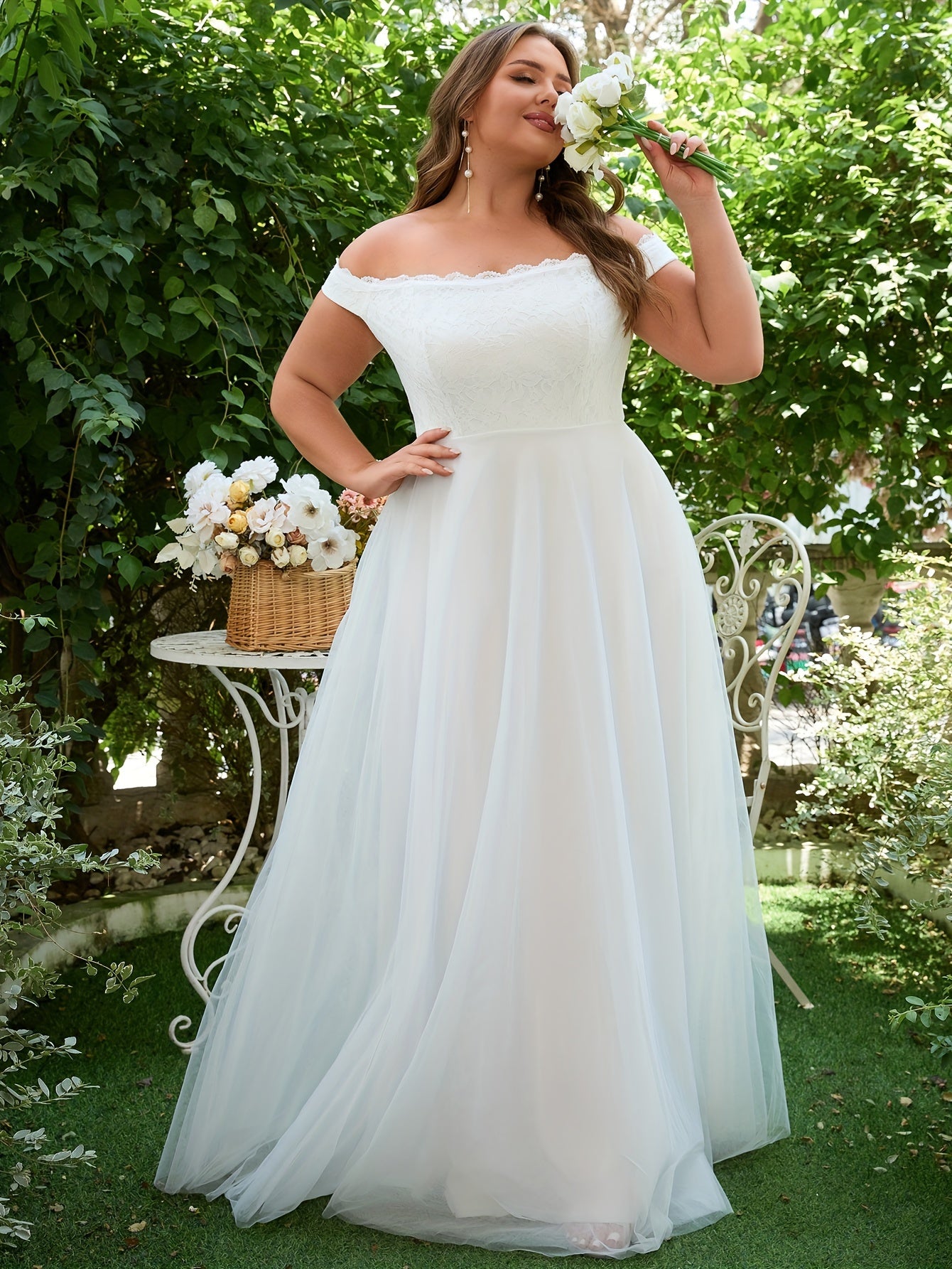 Plus Size Women's Lace Off-Shoulder Wedding Dress Sleeveless Tulle Gown