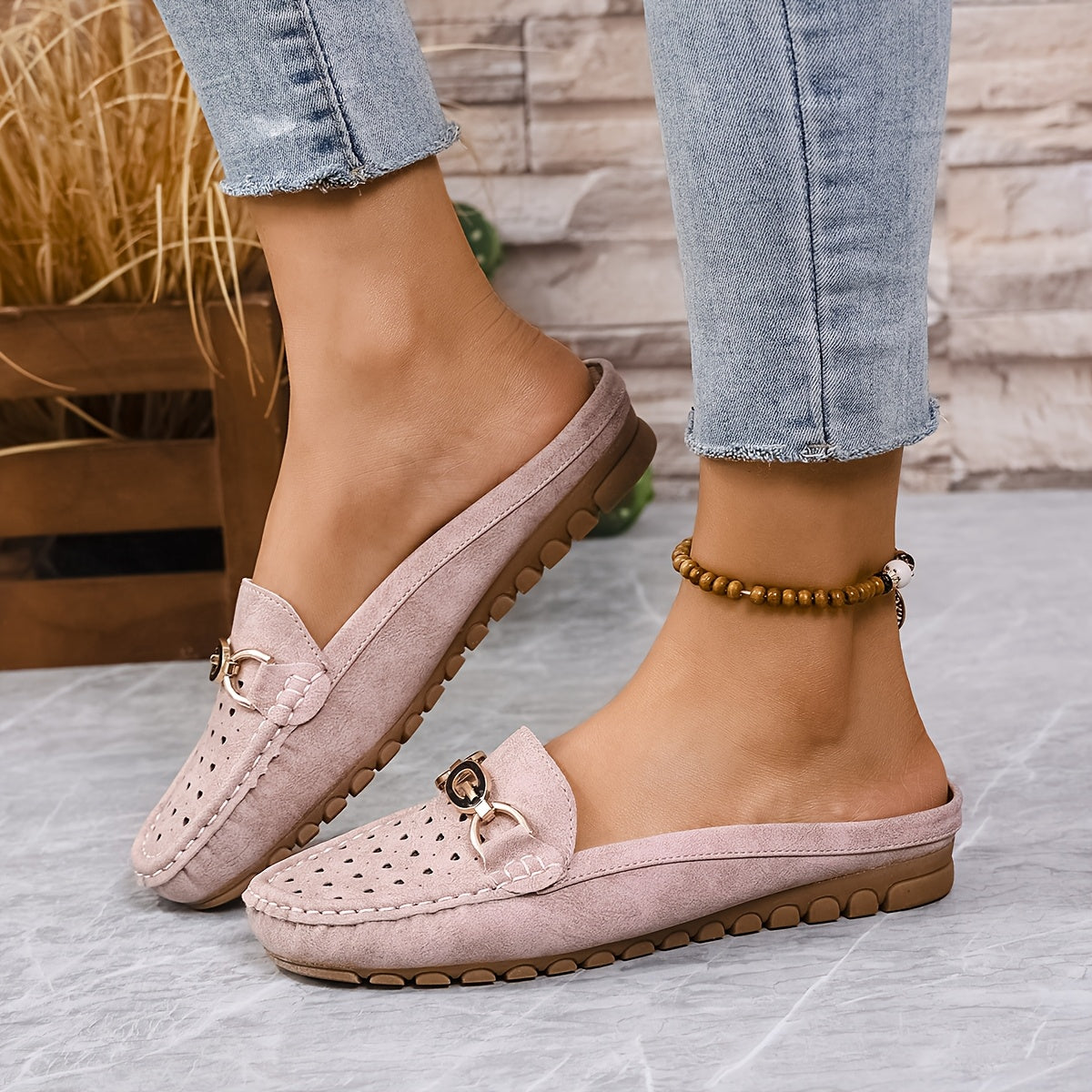 Ayollar uchun charmli ochib yuradigan flatslar, yurak kesimlari va metall zanjirli kamar bilan